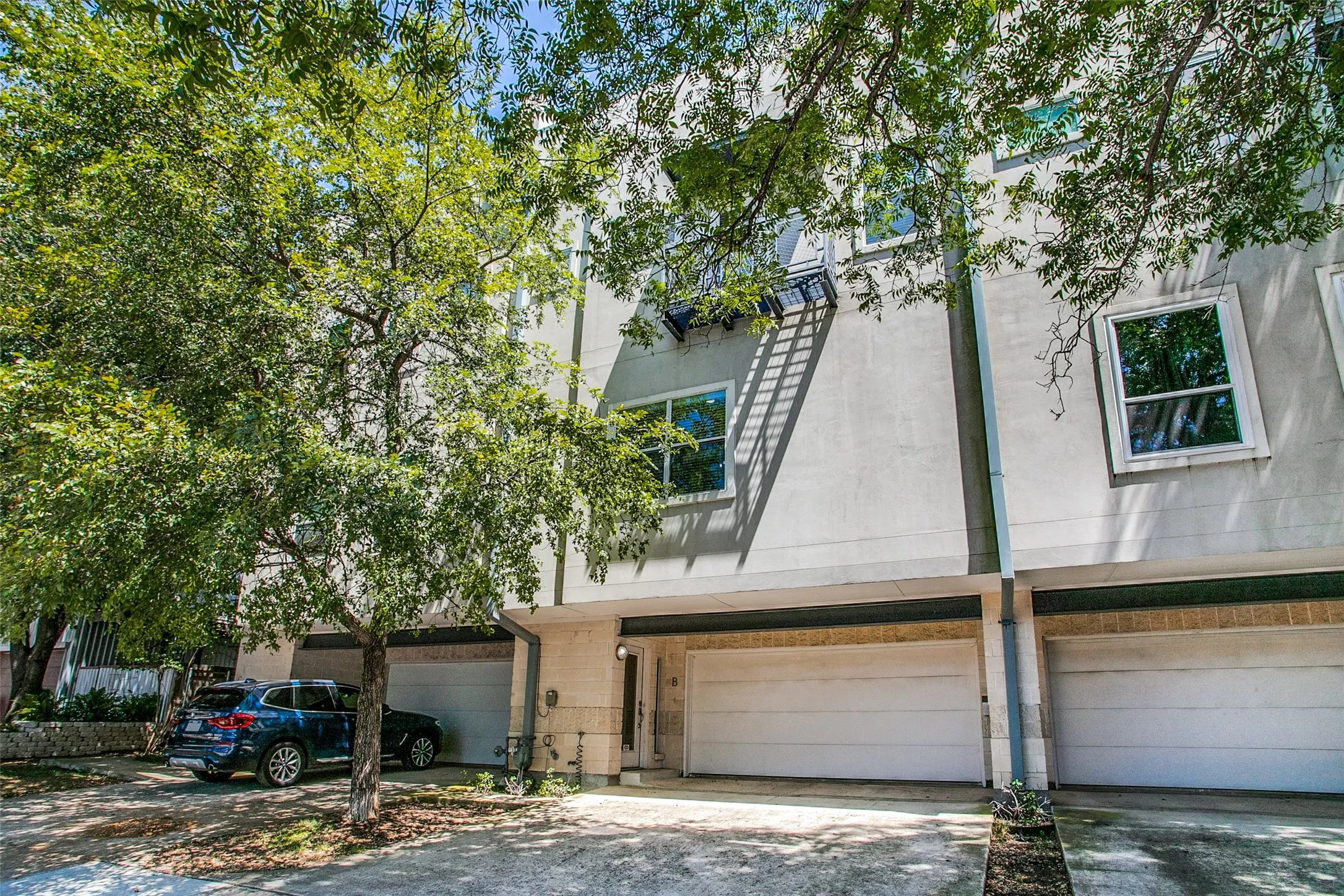 Condominium For Rent in Dallas County , 3824 Brown Street B, Dallas, Texas 75219, 2 Bedroom, 3 Bathroom, 2 Garage spaces, 1,704 Sqft, built in 2007, mls#21393009, Real Estate Agent in Dallas, Homes For Rent in Dallas county, Homes For Rent in Dallas, Realtor in Dallas Texas, Real Estate Brokerage Independent Realty Texas, Luminita Cordes Realtor