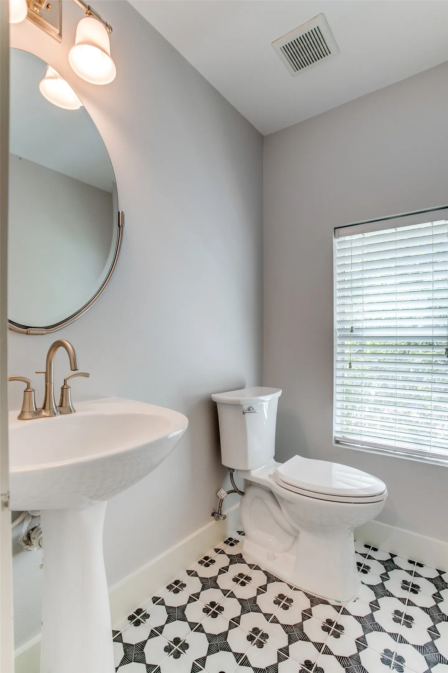 Condominium For Rent in Dallas County , 3824 Brown Street B, Dallas, Texas 75219, 2 Bedroom, 3 Bathroom, 2 Garage spaces, 1,704 Sqft, built in 2007, mls#21393009, Real Estate Agent in Dallas, Homes For Rent in Dallas county, Homes For Rent in Dallas, Realtor in Dallas Texas, Real Estate Brokerage Independent Realty Texas, Luminita Cordes Realtor