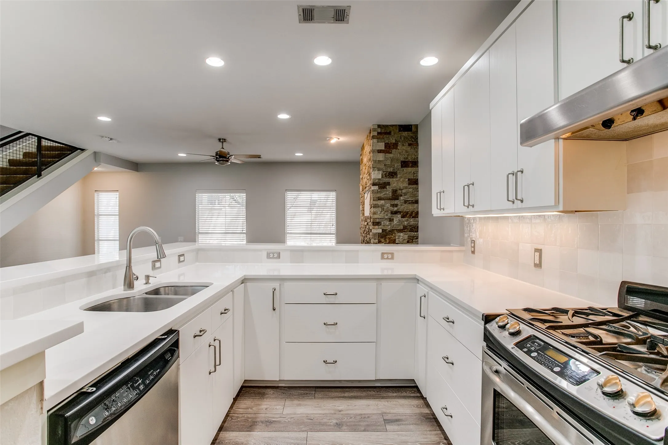 Condominium For Rent in Dallas County , 3824 Brown Street B, Dallas, Texas 75219, 2 Bedroom, 3 Bathroom, 2 Garage spaces, 1,704 Sqft, built in 2007, mls#21393009, Real Estate Agent in Dallas, Homes For Rent in Dallas county, Homes For Rent in Dallas, Realtor in Dallas Texas, Real Estate Brokerage Independent Realty Texas, Luminita Cordes Realtor