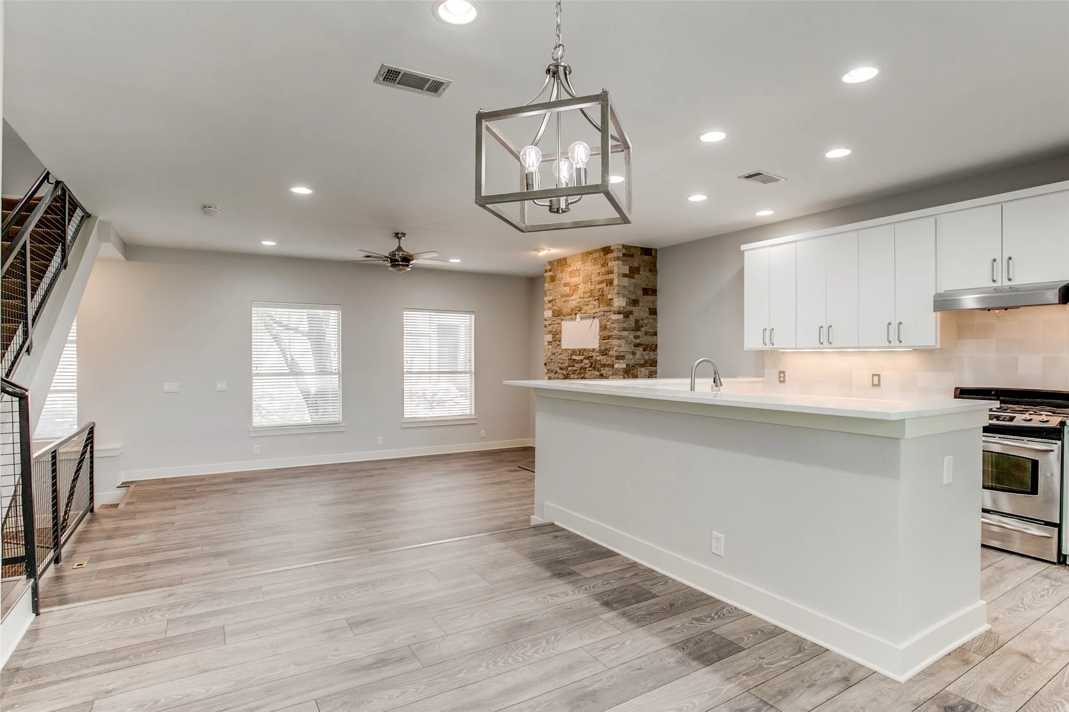 Condominium For Rent in Dallas County , 3824 Brown Street B, Dallas, Texas 75219, 2 Bedroom, 3 Bathroom, 2 Garage spaces, 1,704 Sqft, built in 2007, mls#21393009, Real Estate Agent in Dallas, Homes For Rent in Dallas county, Homes For Rent in Dallas, Realtor in Dallas Texas, Real Estate Brokerage Independent Realty Texas, Luminita Cordes Realtor