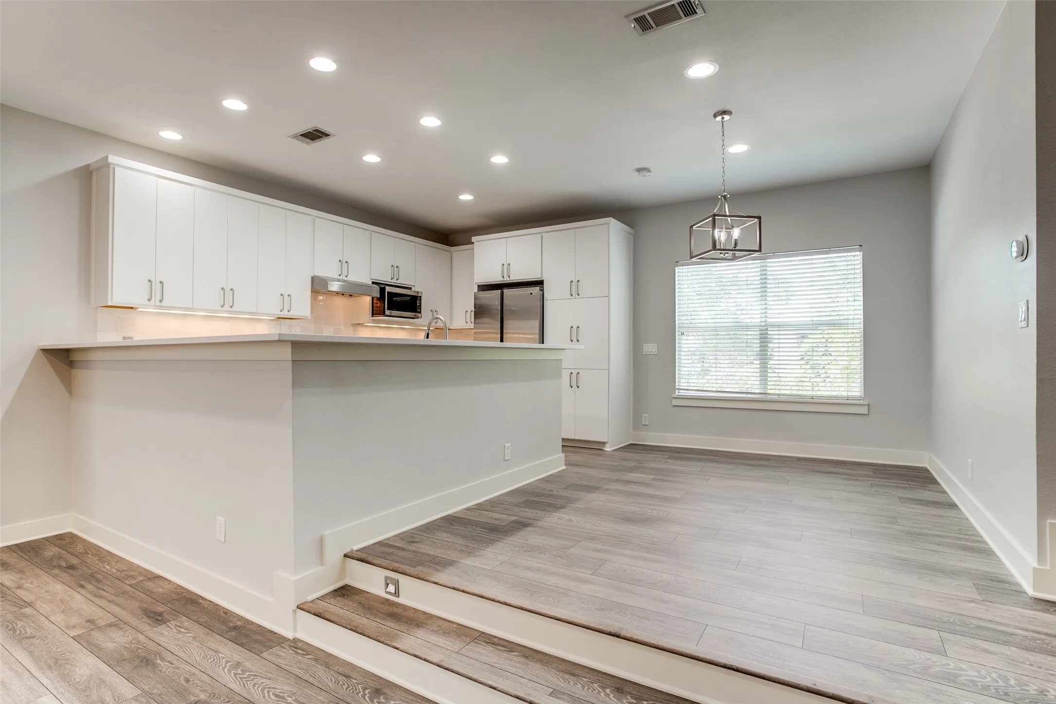 Condominium For Rent in Dallas County , 3824 Brown Street B, Dallas, Texas 75219, 2 Bedroom, 3 Bathroom, 2 Garage spaces, 1,704 Sqft, built in 2007, mls#21393009, Real Estate Agent in Dallas, Homes For Rent in Dallas county, Homes For Rent in Dallas, Realtor in Dallas Texas, Real Estate Brokerage Independent Realty Texas, Luminita Cordes Realtor