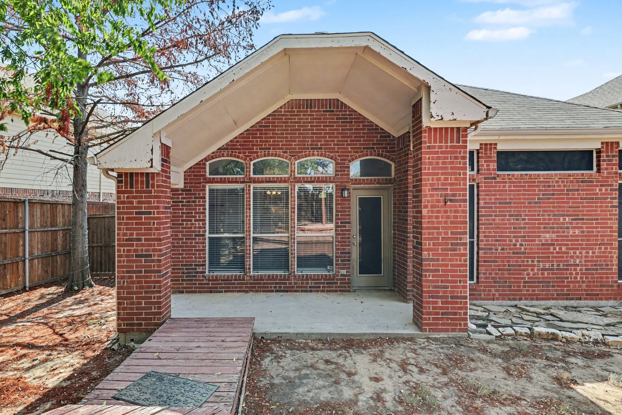 Single Family Residence For Sale in Denton County , 3705 Palmetto Court, Denton, Texas 76210, 3 Bedroom, 2 Bathroom, 2 Garage spaces, 1,823 Sqft, built in 2000, mls#21391750, Real Estate Agent in Denton, Homes For Sale in Denton county, Homes For Sale in Denton, Realtor in Denton Texas, Real Estate Brokerage Independent Realty Texas, Luminita Cordes Realtor