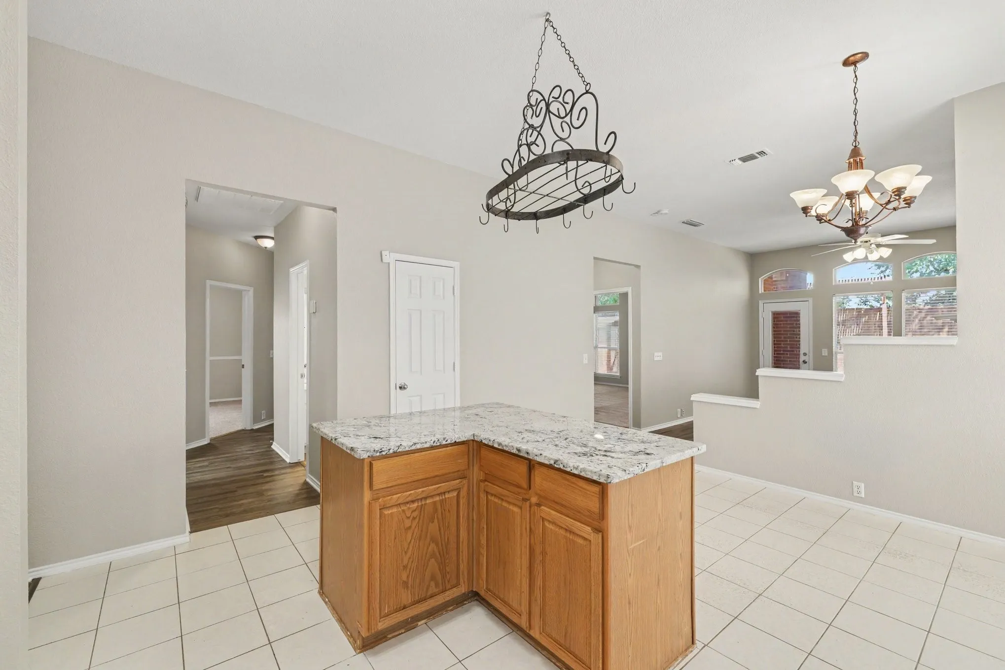 Single Family Residence For Sale in Denton County , 3705 Palmetto Court, Denton, Texas 76210, 3 Bedroom, 2 Bathroom, 2 Garage spaces, 1,823 Sqft, built in 2000, mls#21391750, Real Estate Agent in Denton, Homes For Sale in Denton county, Homes For Sale in Denton, Realtor in Denton Texas, Real Estate Brokerage Independent Realty Texas, Luminita Cordes Realtor