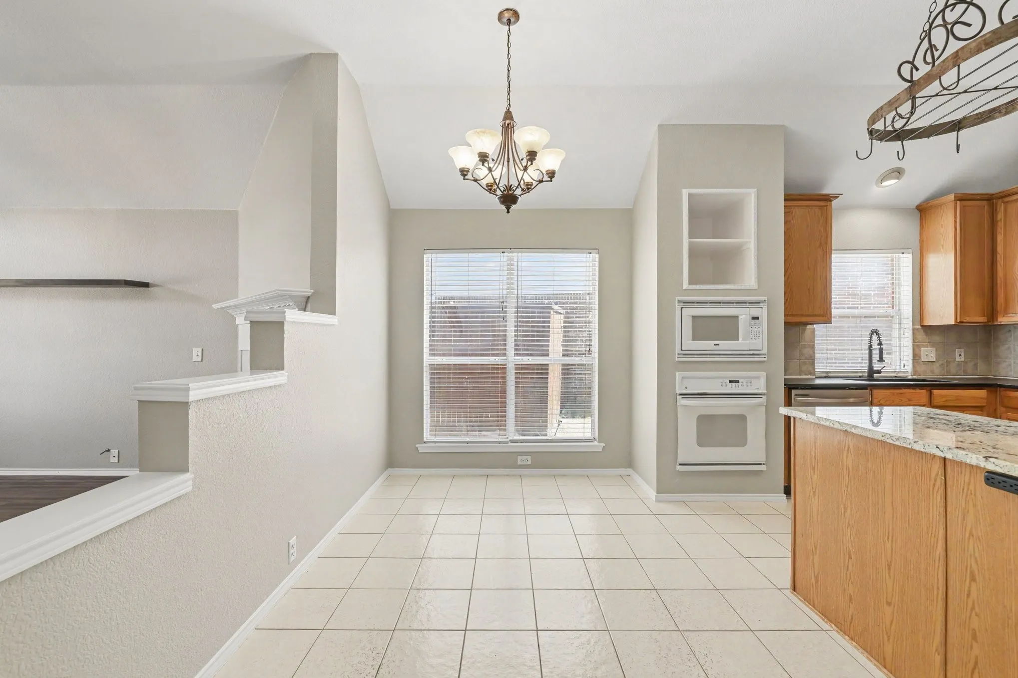 Single Family Residence For Sale in Denton County , 3705 Palmetto Court, Denton, Texas 76210, 3 Bedroom, 2 Bathroom, 2 Garage spaces, 1,823 Sqft, built in 2000, mls#21391750, Real Estate Agent in Denton, Homes For Sale in Denton county, Homes For Sale in Denton, Realtor in Denton Texas, Real Estate Brokerage Independent Realty Texas, Luminita Cordes Realtor