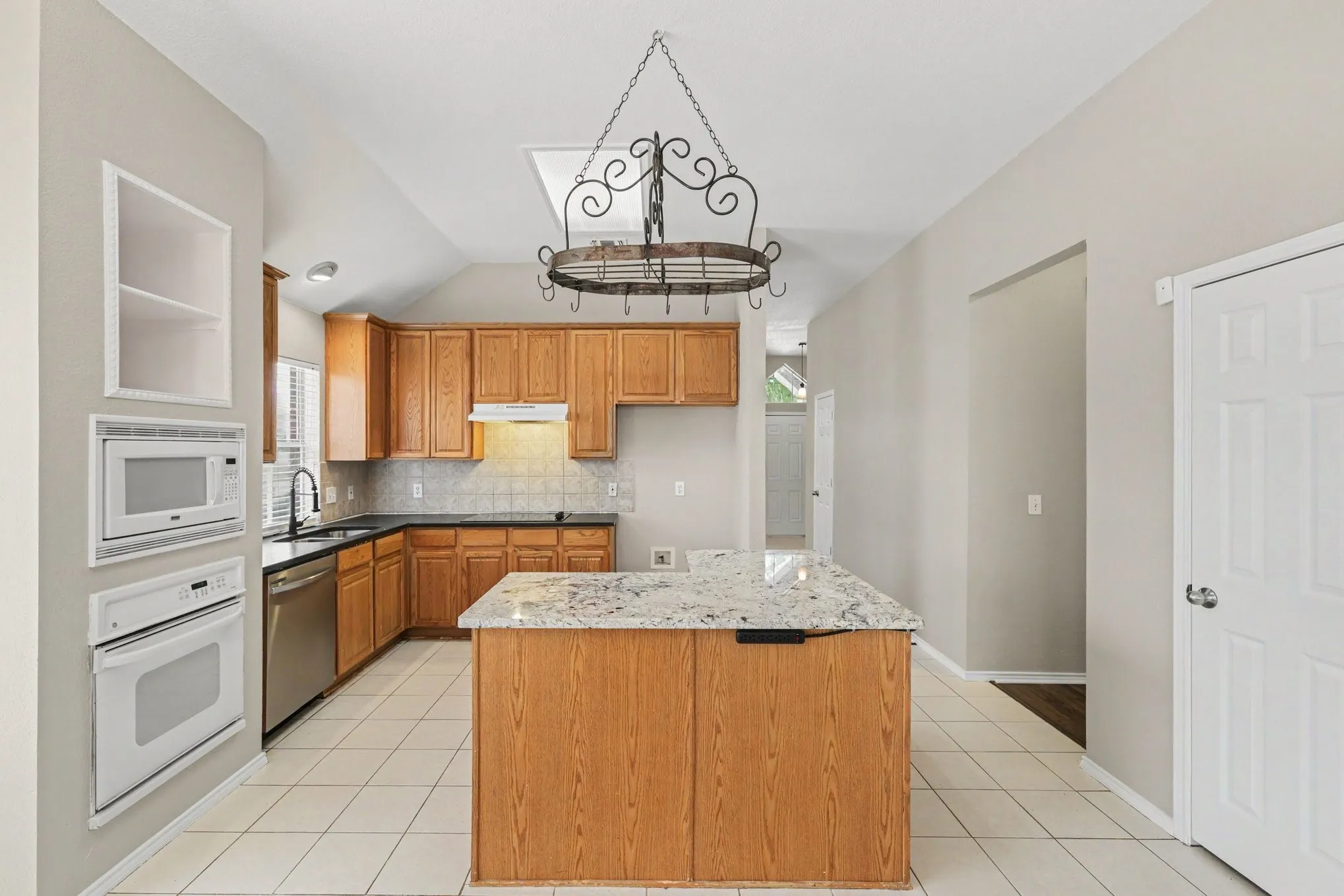 Single Family Residence For Sale in Denton County , 3705 Palmetto Court, Denton, Texas 76210, 3 Bedroom, 2 Bathroom, 2 Garage spaces, 1,823 Sqft, built in 2000, mls#21391750, Real Estate Agent in Denton, Homes For Sale in Denton county, Homes For Sale in Denton, Realtor in Denton Texas, Real Estate Brokerage Independent Realty Texas, Luminita Cordes Realtor