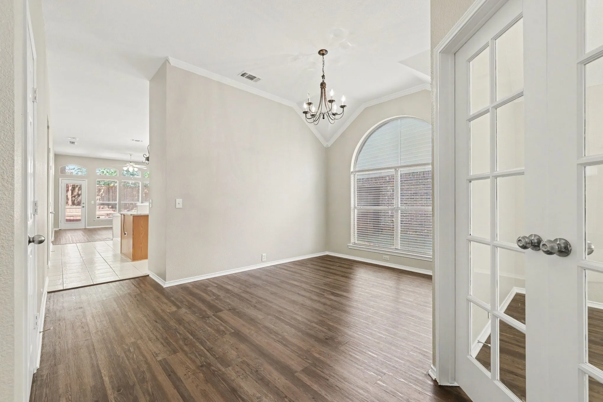 Single Family Residence For Sale in Denton County , 3705 Palmetto Court, Denton, Texas 76210, 3 Bedroom, 2 Bathroom, 2 Garage spaces, 1,823 Sqft, built in 2000, mls#21391750, Real Estate Agent in Denton, Homes For Sale in Denton county, Homes For Sale in Denton, Realtor in Denton Texas, Real Estate Brokerage Independent Realty Texas, Luminita Cordes Realtor