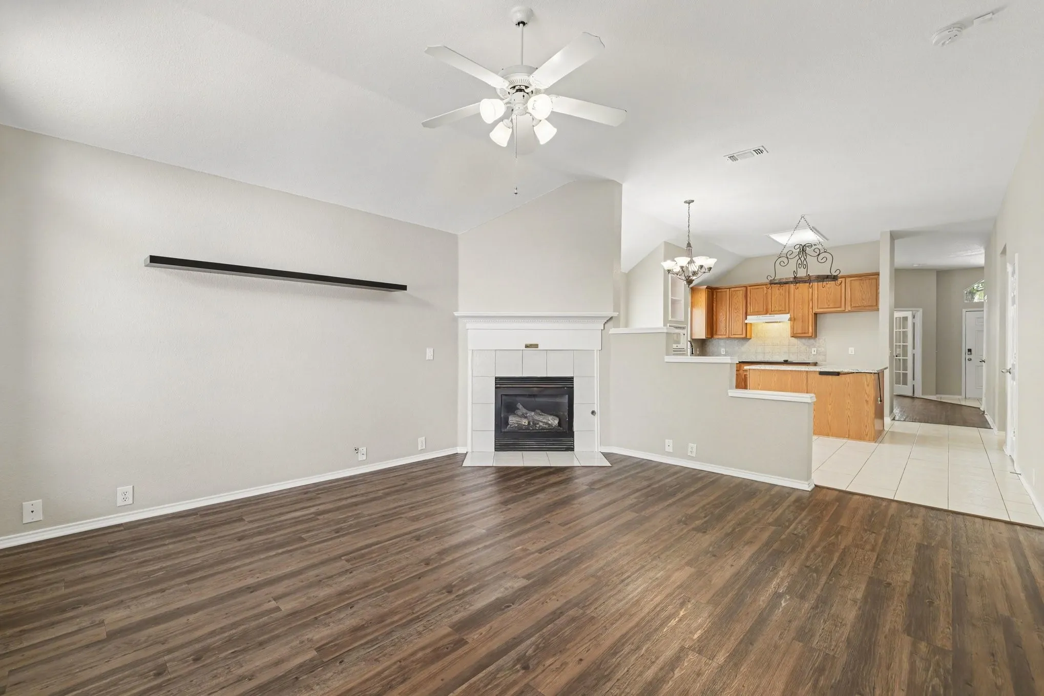 Single Family Residence For Sale in Denton County , 3705 Palmetto Court, Denton, Texas 76210, 3 Bedroom, 2 Bathroom, 2 Garage spaces, 1,823 Sqft, built in 2000, mls#21391750, Real Estate Agent in Denton, Homes For Sale in Denton county, Homes For Sale in Denton, Realtor in Denton Texas, Real Estate Brokerage Independent Realty Texas, Luminita Cordes Realtor