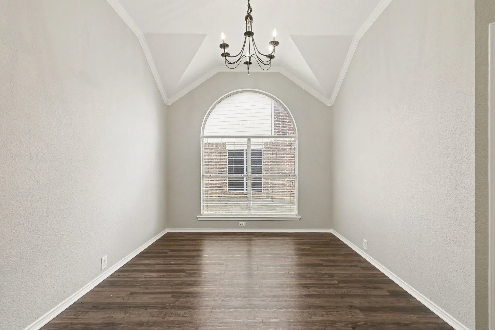 Single Family Residence For Sale in Denton County , 3705 Palmetto Court, Denton, Texas 76210, 3 Bedroom, 2 Bathroom, 2 Garage spaces, 1,823 Sqft, built in 2000, mls#21391750, Real Estate Agent in Denton, Homes For Sale in Denton county, Homes For Sale in Denton, Realtor in Denton Texas, Real Estate Brokerage Independent Realty Texas, Luminita Cordes Realtor