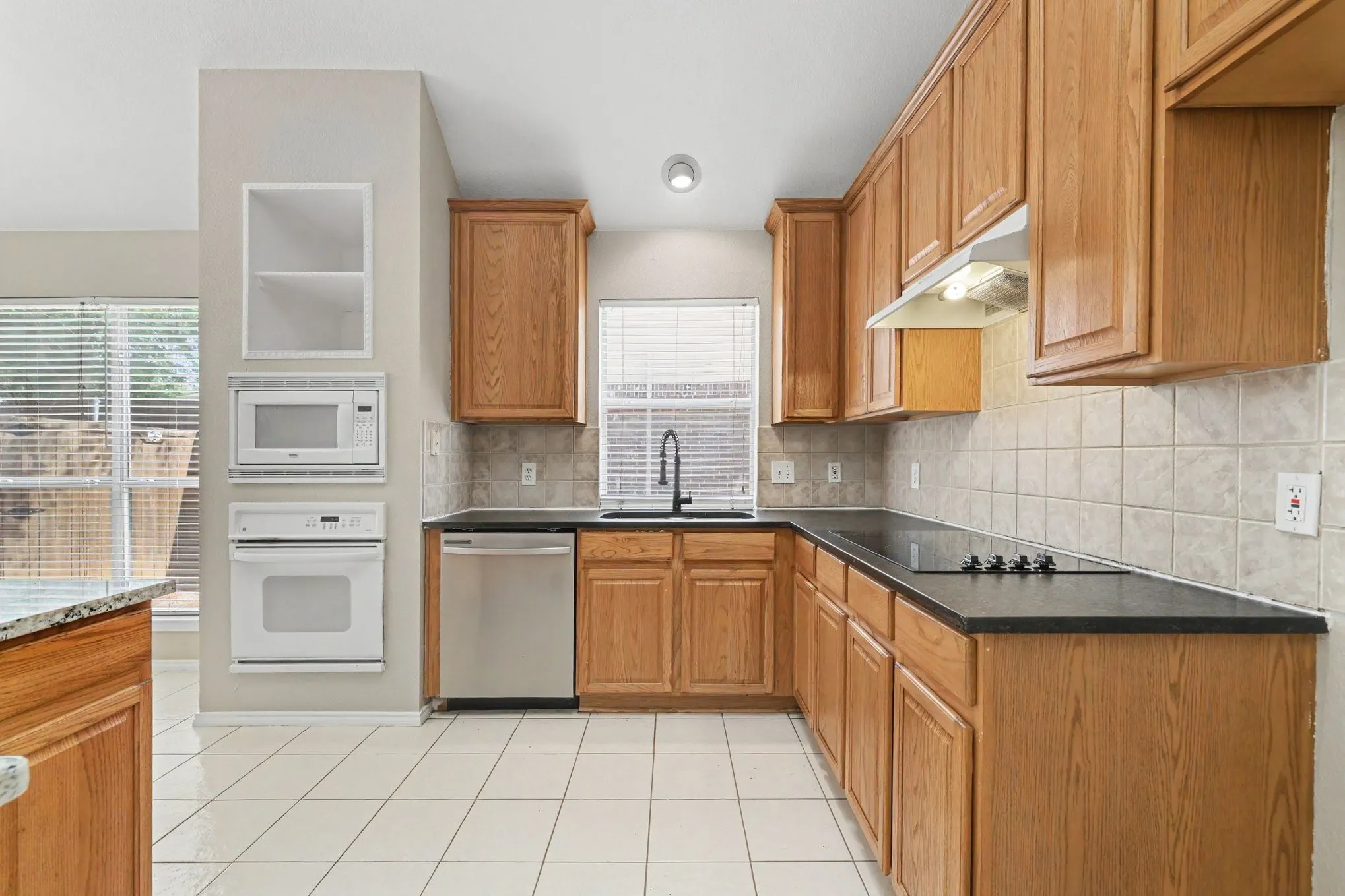 Single Family Residence For Sale in Denton County , 3705 Palmetto Court, Denton, Texas 76210, 3 Bedroom, 2 Bathroom, 2 Garage spaces, 1,823 Sqft, built in 2000, mls#21391750, Real Estate Agent in Denton, Homes For Sale in Denton county, Homes For Sale in Denton, Realtor in Denton Texas, Real Estate Brokerage Independent Realty Texas, Luminita Cordes Realtor