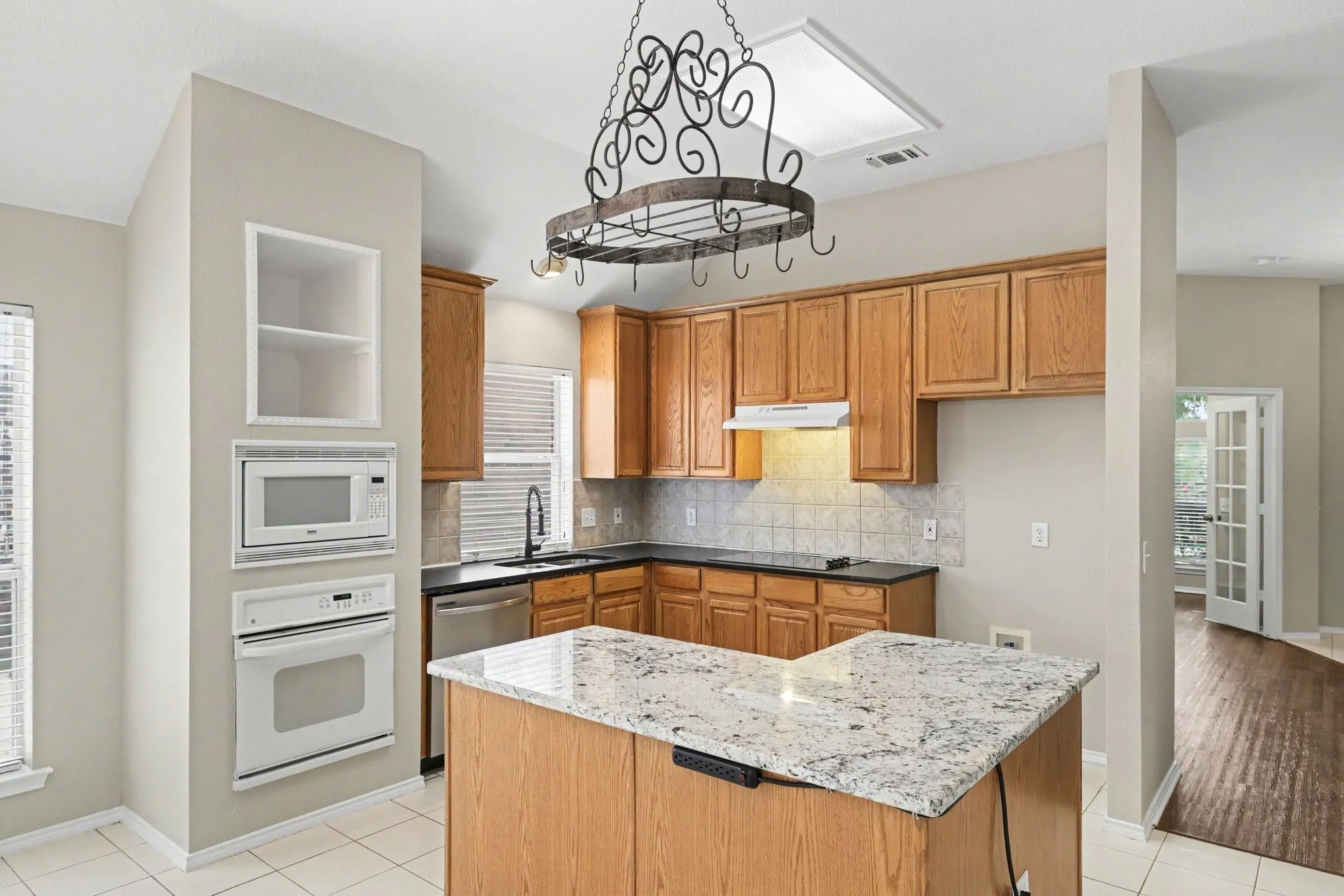Single Family Residence For Sale in Denton County , 3705 Palmetto Court, Denton, Texas 76210, 3 Bedroom, 2 Bathroom, 2 Garage spaces, 1,823 Sqft, built in 2000, mls#21391750, Real Estate Agent in Denton, Homes For Sale in Denton county, Homes For Sale in Denton, Realtor in Denton Texas, Real Estate Brokerage Independent Realty Texas, Luminita Cordes Realtor