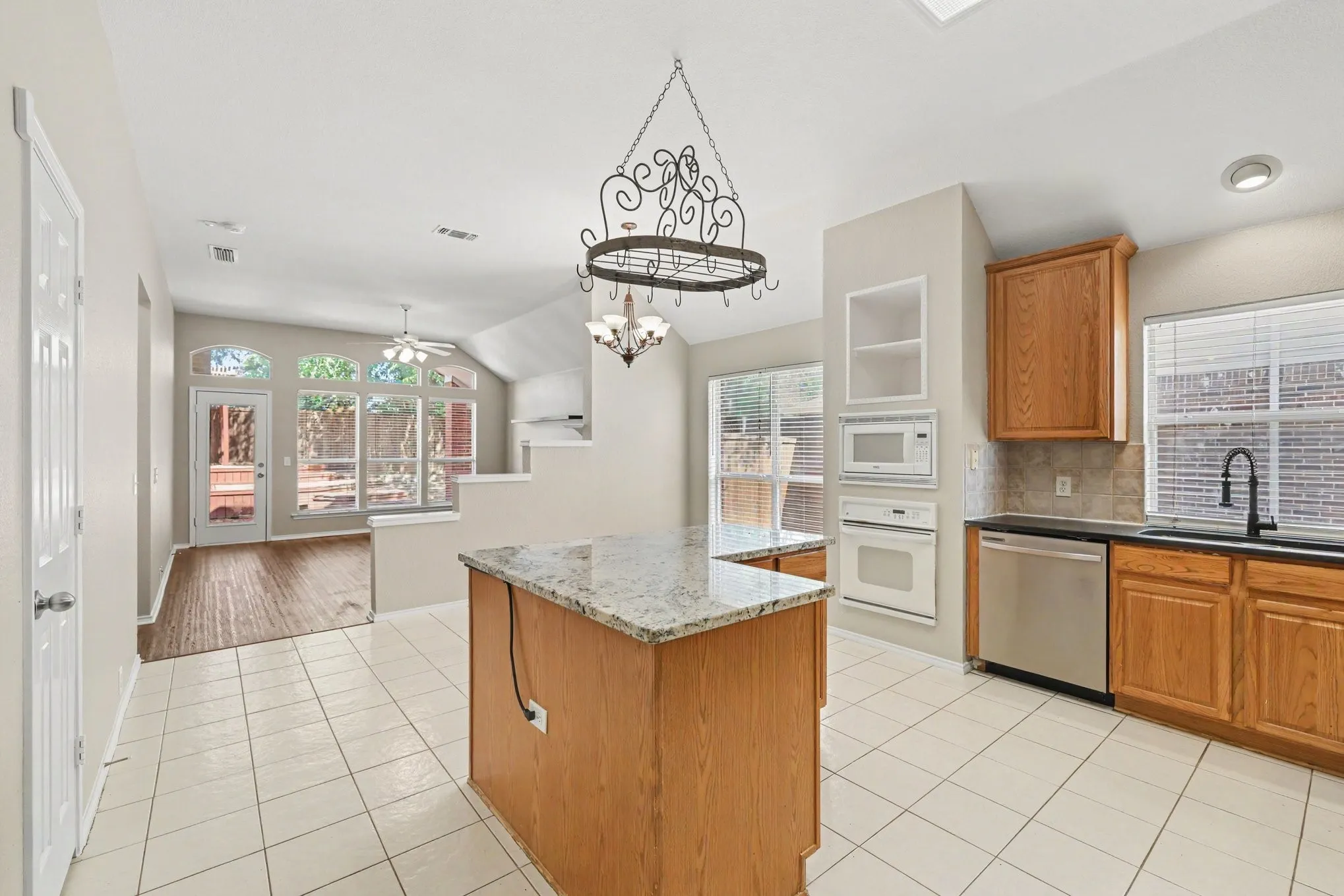 Single Family Residence For Sale in Denton County , 3705 Palmetto Court, Denton, Texas 76210, 3 Bedroom, 2 Bathroom, 2 Garage spaces, 1,823 Sqft, built in 2000, mls#21391750, Real Estate Agent in Denton, Homes For Sale in Denton county, Homes For Sale in Denton, Realtor in Denton Texas, Real Estate Brokerage Independent Realty Texas, Luminita Cordes Realtor