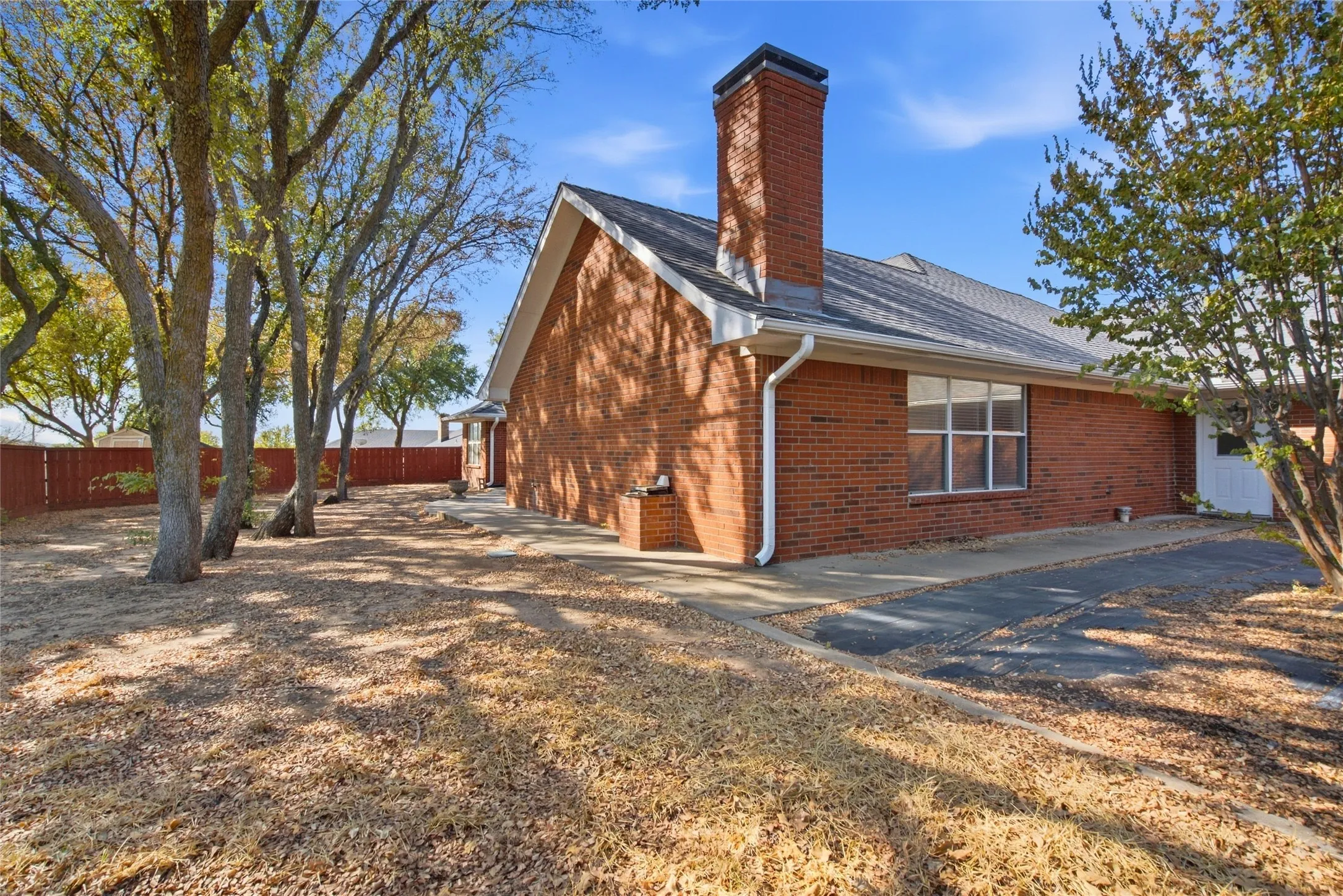 Single Family Residence For Sale in Young County , 2116 Cherokee Loop, Graham, Texas 76450, 4 Bedroom, 3 Bathroom, 2 Garage spaces, 2,931 Sqft, built in 1998, mls#21392358, Real Estate Agent in Graham, Homes For Sale in Young county, Homes For Sale in Graham, Realtor in Graham Texas, Real Estate Brokerage Independent Realty Texas, Luminita Cordes Realtor