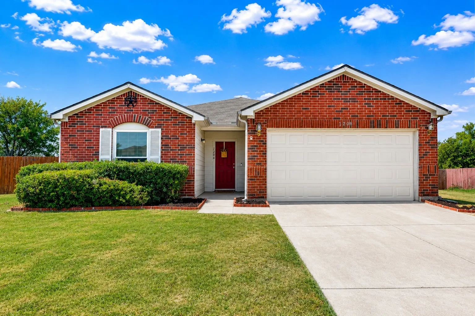 Single Family Residence For Sale in Denton County , 1208 Feather Crest Drive, Krum, Texas 76249, 4 Bedroom, 2 Bathroom, 2 Garage spaces, 1,771 Sqft, built in 2006, mls#21390246, Real Estate Agent in Krum, Homes For Sale in Denton county, Homes For Sale in Krum, Realtor in Krum Texas, Real Estate Brokerage Independent Realty Texas, Luminita Cordes Realtor
