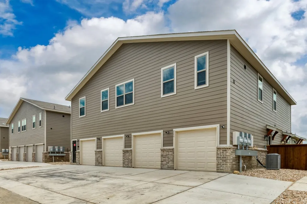 Apartment For Rent in Ellis County , 609 Harvest Moon Drive, Venus, Texas 76084, 3 Bedroom, 2 Bathroom, 1 Garage spaces, 1,347 Sqft, built in 2022, mls#21393037, Real Estate Agent in Venus, Homes For Rent in Ellis county, Homes For Rent in Venus, Realtor in Venus Texas, Real Estate Brokerage Independent Realty Texas, Luminita Cordes Realtor