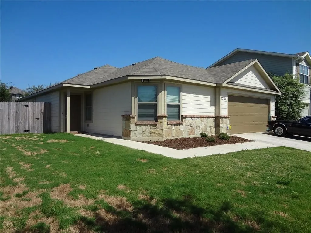 Single Family Residence For Rent in Tarrant County , 12100 Vista Oak Boulevard, Burleson, Texas 76028, 3 Bedroom, 2 Bathroom, 2 Garage spaces, 1,515 Sqft, built in 2015, mls#21393039, Real Estate Agent in Burleson, Homes For Rent in Tarrant county, Homes For Rent in Burleson, Realtor in Burleson Texas, Real Estate Brokerage Independent Realty Texas, Luminita Cordes Realtor