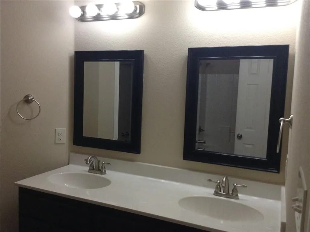 Single Family Residence For Rent in Tarrant County , 12100 Vista Oak Boulevard, Burleson, Texas 76028, 3 Bedroom, 2 Bathroom, 2 Garage spaces, 1,515 Sqft, built in 2015, mls#21393039, Real Estate Agent in Burleson, Homes For Rent in Tarrant county, Homes For Rent in Burleson, Realtor in Burleson Texas, Real Estate Brokerage Independent Realty Texas, Luminita Cordes Realtor