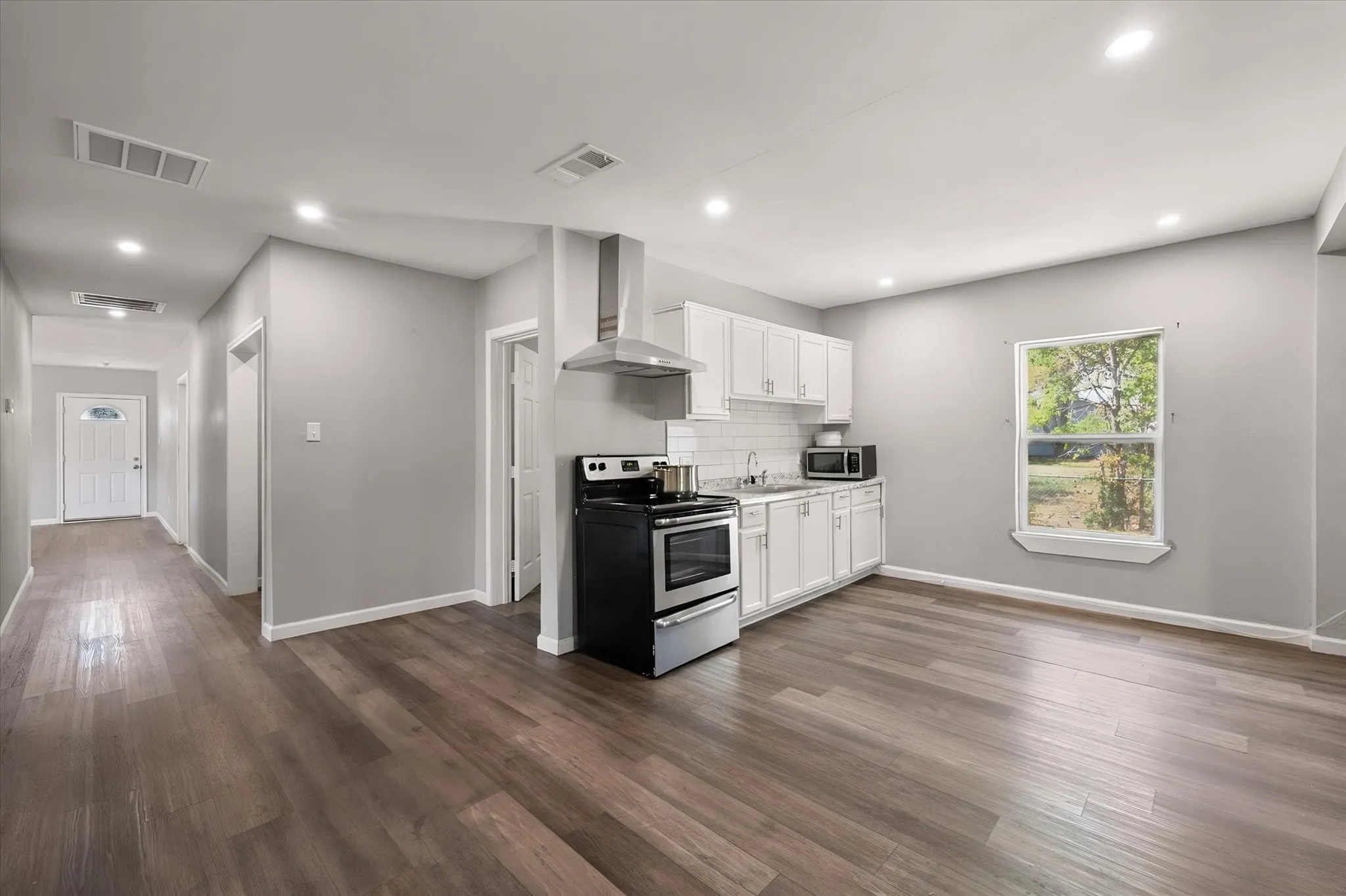 Single Family Residence For Sale in Navarro County , 918 Martin Luther King Jr Boulevard, Corsicana, Texas 75110, 3 Bedroom, 2 Bathroom, Garage spaces, 1,656 Sqft, built in 1945, mls#21392976, Real Estate Agent in Corsicana, Homes For Sale in Navarro county, Homes For Sale in Corsicana, Realtor in Corsicana Texas, Real Estate Brokerage Independent Realty Texas, Luminita Cordes Realtor