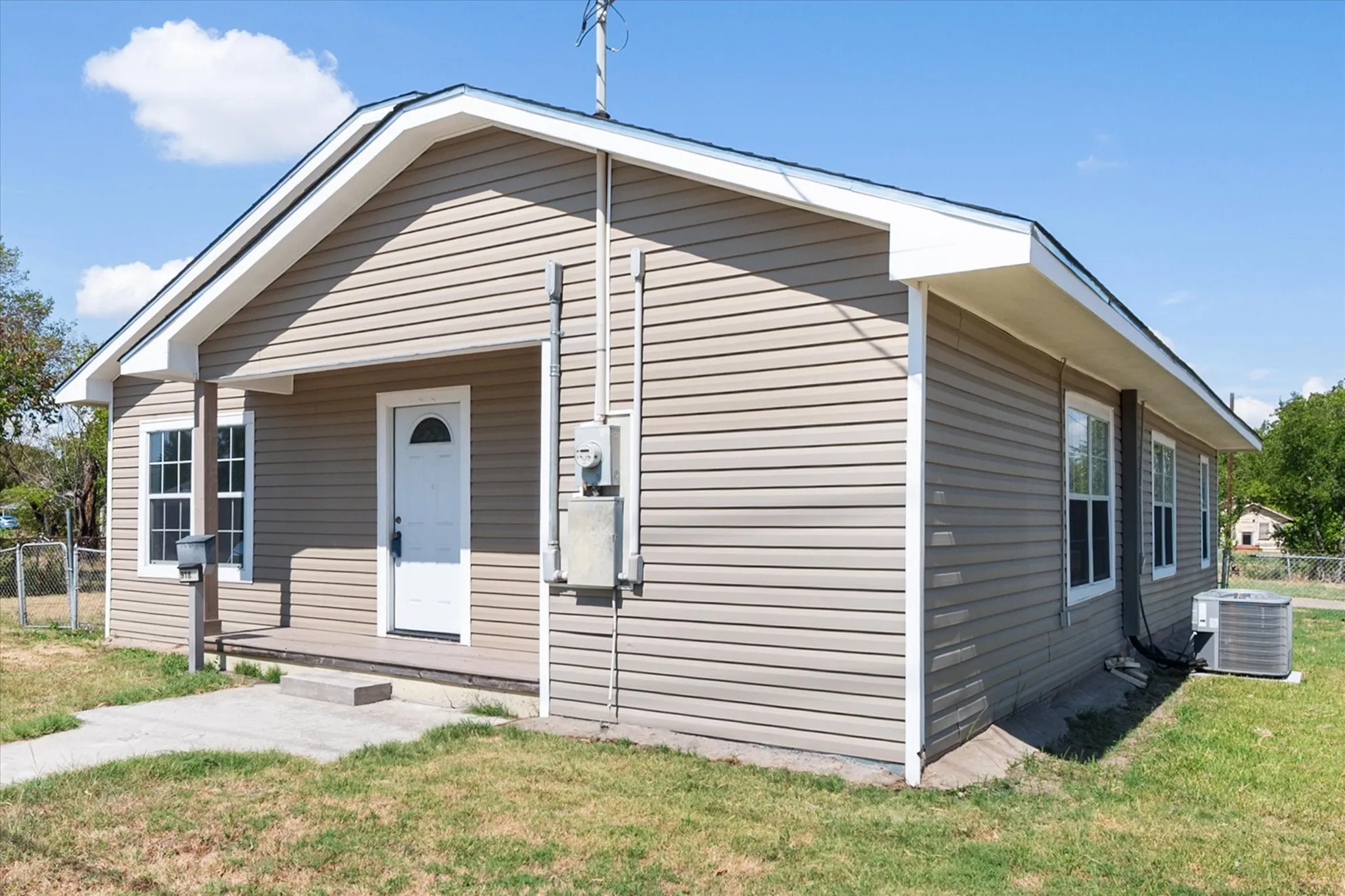 Single Family Residence For Sale in Navarro County , 918 Martin Luther King Jr Boulevard, Corsicana, Texas 75110, 3 Bedroom, 2 Bathroom, Garage spaces, 1,656 Sqft, built in 1945, mls#21392976, Real Estate Agent in Corsicana, Homes For Sale in Navarro county, Homes For Sale in Corsicana, Realtor in Corsicana Texas, Real Estate Brokerage Independent Realty Texas, Luminita Cordes Realtor