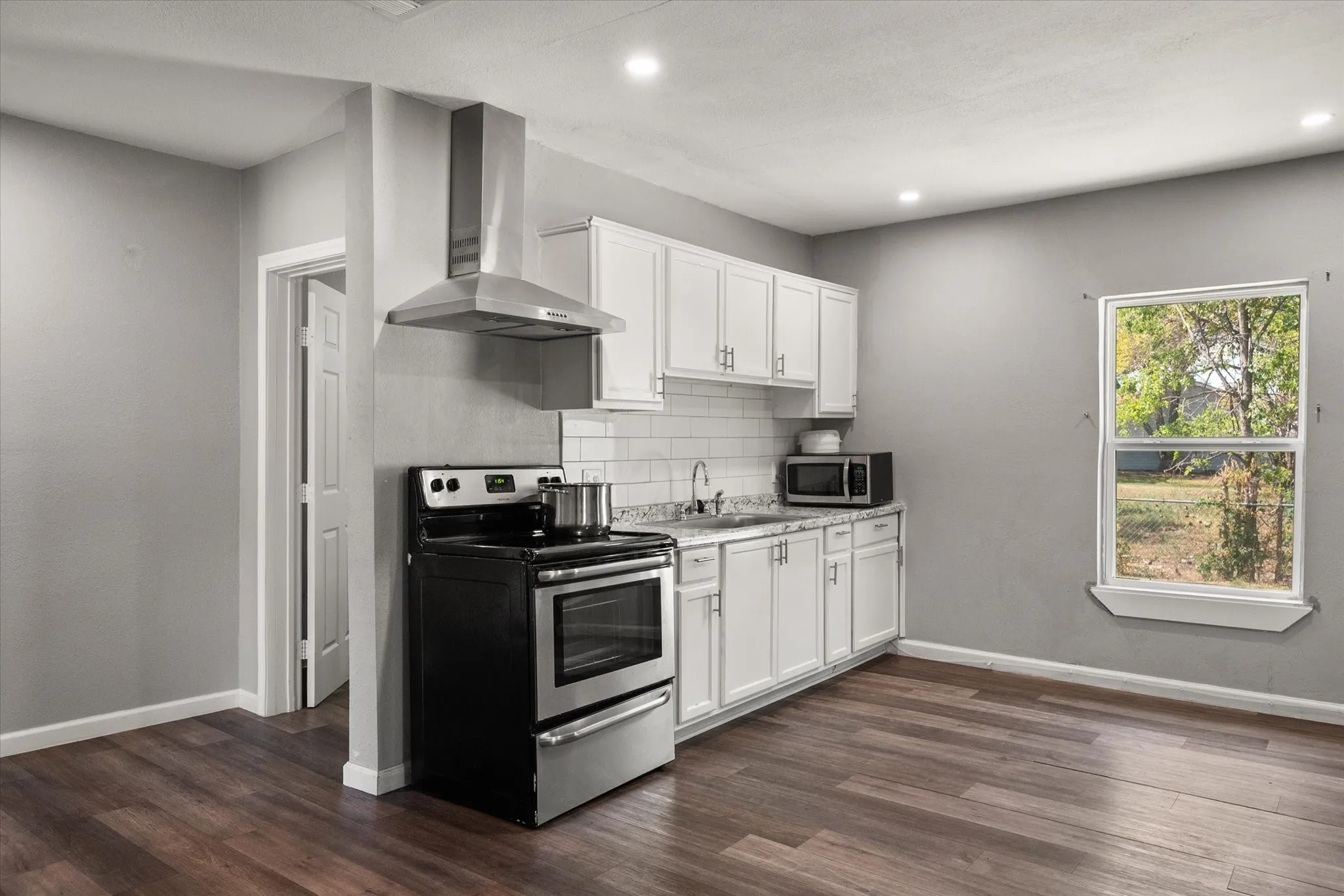 Single Family Residence For Sale in Navarro County , 918 Martin Luther King Jr Boulevard, Corsicana, Texas 75110, 3 Bedroom, 2 Bathroom, Garage spaces, 1,656 Sqft, built in 1945, mls#21392976, Real Estate Agent in Corsicana, Homes For Sale in Navarro county, Homes For Sale in Corsicana, Realtor in Corsicana Texas, Real Estate Brokerage Independent Realty Texas, Luminita Cordes Realtor
