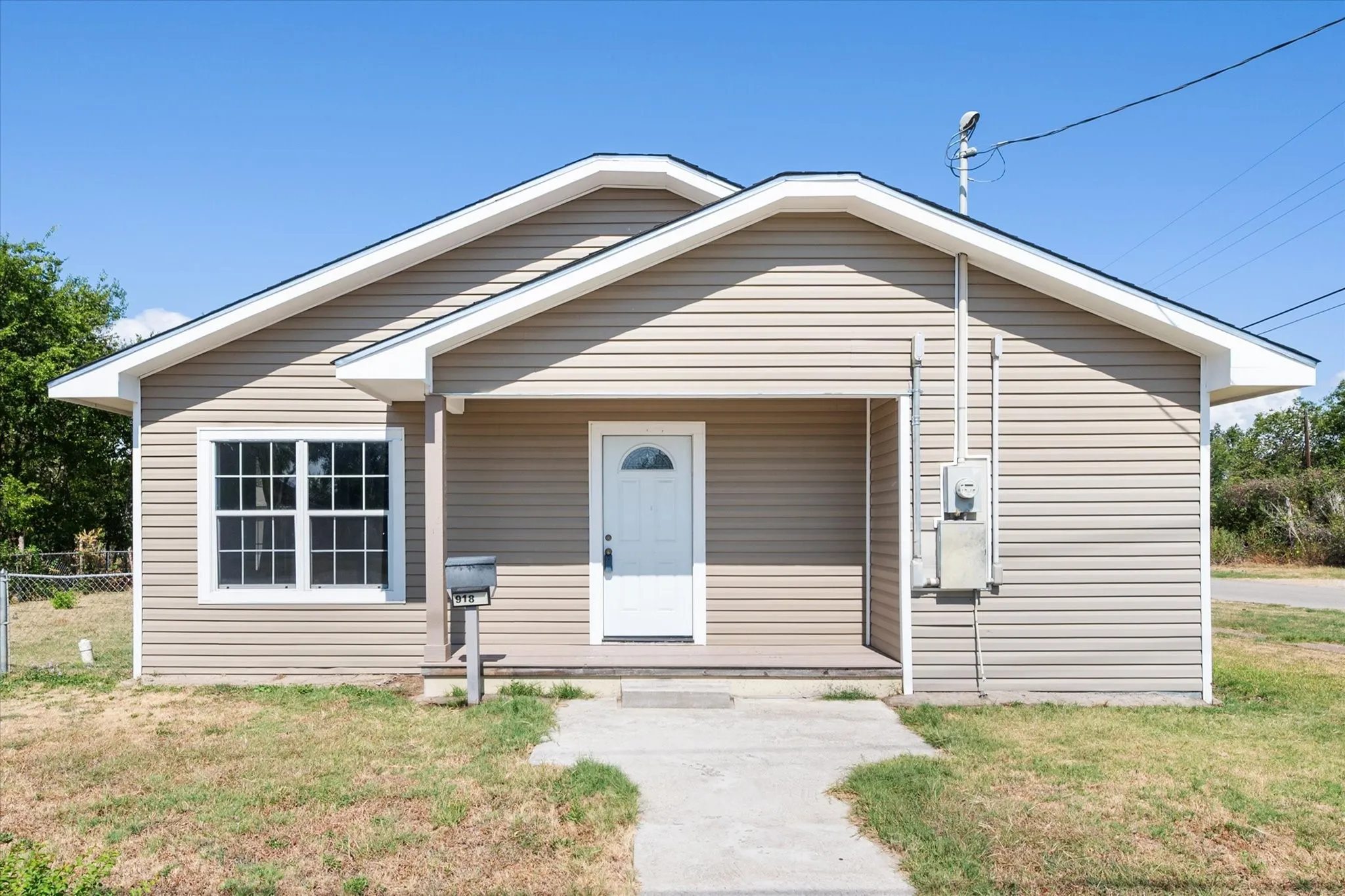 Single Family Residence For Sale in Navarro County , 918 Martin Luther King Jr Boulevard, Corsicana, Texas 75110, 3 Bedroom, 2 Bathroom, Garage spaces, 1,656 Sqft, built in 1945, mls#21392976, Real Estate Agent in Corsicana, Homes For Sale in Navarro county, Homes For Sale in Corsicana, Realtor in Corsicana Texas, Real Estate Brokerage Independent Realty Texas, Luminita Cordes Realtor