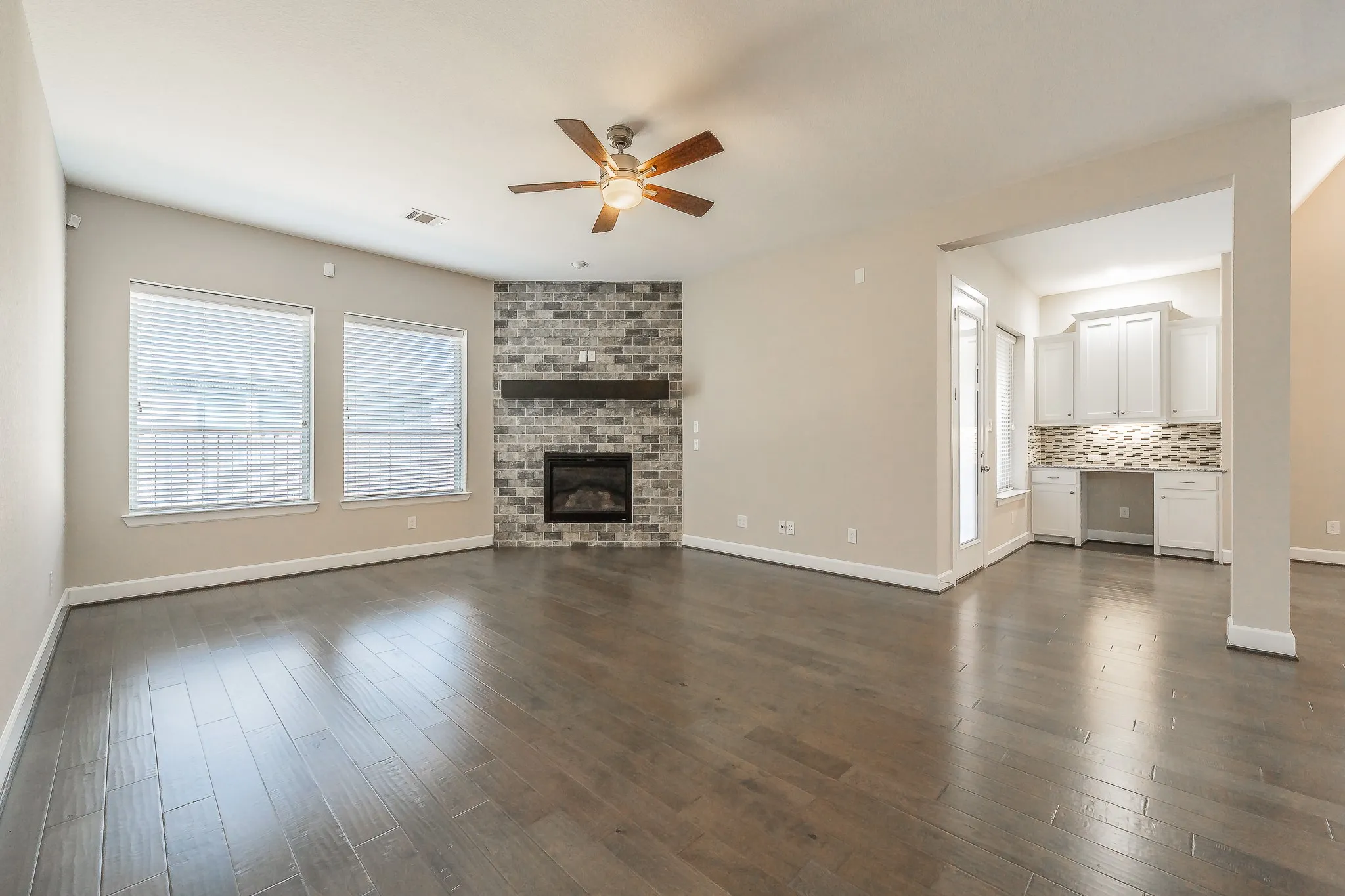 Single Family Residence For Sale in Johnson County , 1102 Rendon Place, Mansfield, Texas 76063, 4 Bedroom, 3 Bathroom, 3 Garage spaces, 3,127 Sqft, built in 2017, mls#21393048, Real Estate Agent in Mansfield, Homes For Sale in Johnson county, Homes For Sale in Mansfield, Realtor in Mansfield Texas, Real Estate Brokerage Independent Realty Texas, Luminita Cordes Realtor