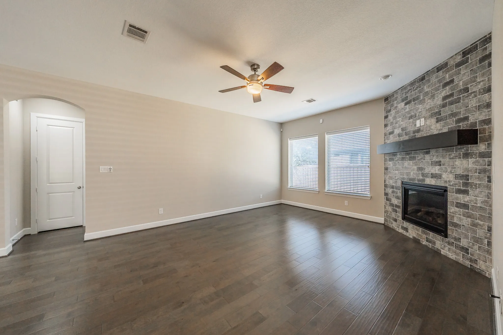 Single Family Residence For Sale in Johnson County , 1102 Rendon Place, Mansfield, Texas 76063, 4 Bedroom, 3 Bathroom, 3 Garage spaces, 3,127 Sqft, built in 2017, mls#21393048, Real Estate Agent in Mansfield, Homes For Sale in Johnson county, Homes For Sale in Mansfield, Realtor in Mansfield Texas, Real Estate Brokerage Independent Realty Texas, Luminita Cordes Realtor