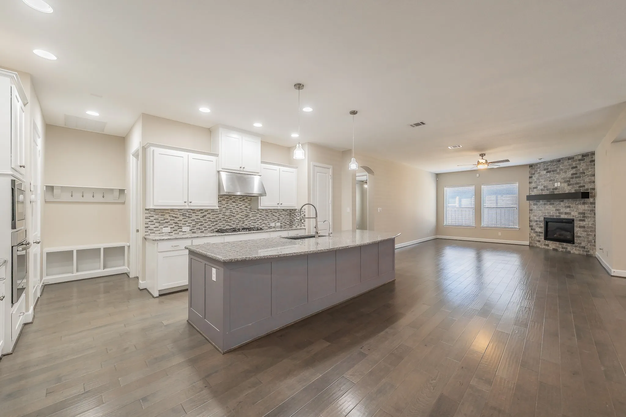 Single Family Residence For Sale in Johnson County , 1102 Rendon Place, Mansfield, Texas 76063, 4 Bedroom, 3 Bathroom, 3 Garage spaces, 3,127 Sqft, built in 2017, mls#21393048, Real Estate Agent in Mansfield, Homes For Sale in Johnson county, Homes For Sale in Mansfield, Realtor in Mansfield Texas, Real Estate Brokerage Independent Realty Texas, Luminita Cordes Realtor