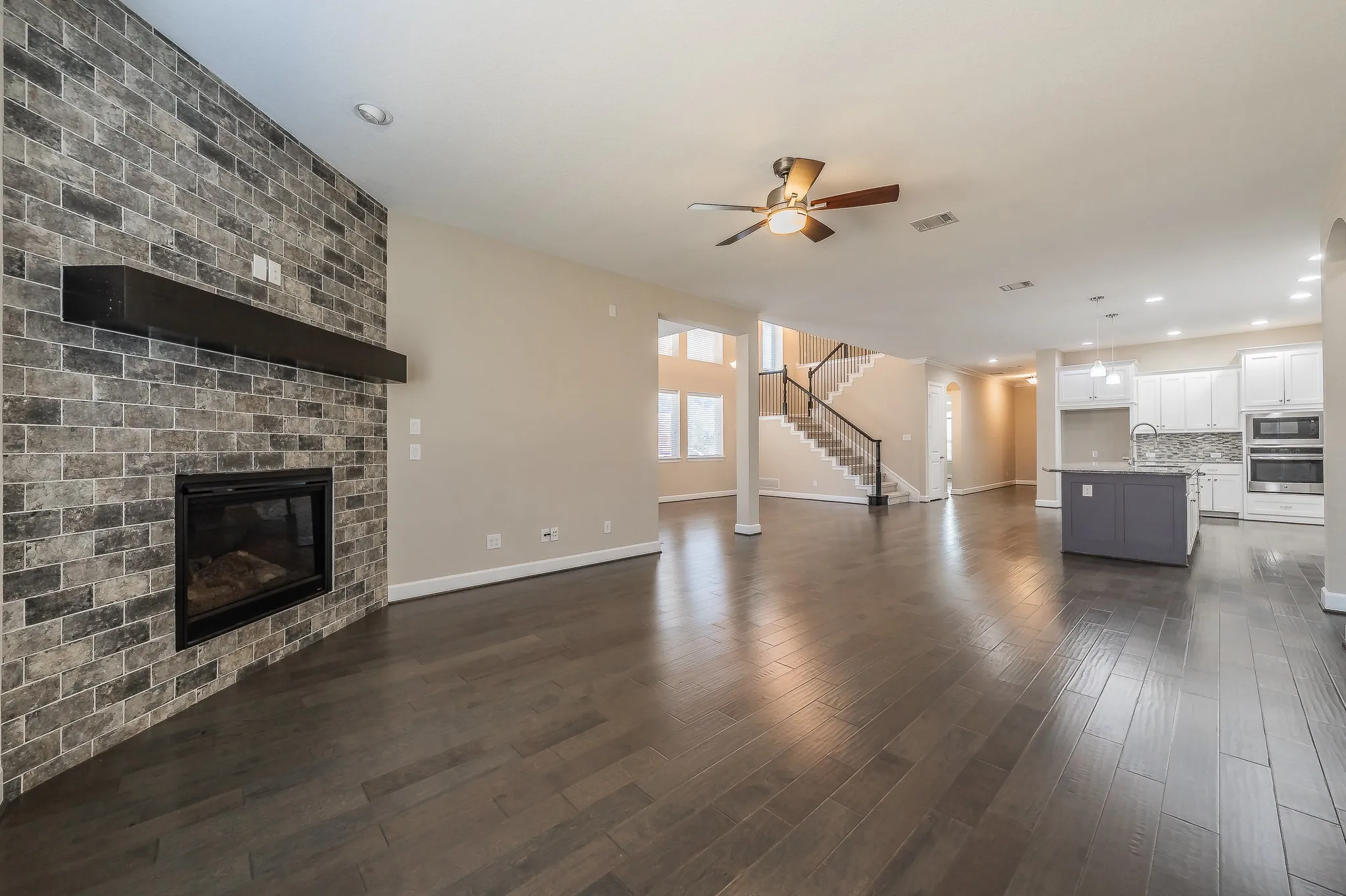Single Family Residence For Sale in Johnson County , 1102 Rendon Place, Mansfield, Texas 76063, 4 Bedroom, 3 Bathroom, 3 Garage spaces, 3,127 Sqft, built in 2017, mls#21393048, Real Estate Agent in Mansfield, Homes For Sale in Johnson county, Homes For Sale in Mansfield, Realtor in Mansfield Texas, Real Estate Brokerage Independent Realty Texas, Luminita Cordes Realtor