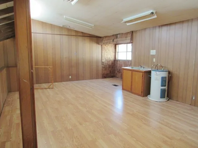 Single Family Residence For Sale in Bosque County , 413 S Avenue G, Clifton, Texas 76634, 5 Bedroom, 3 Bathroom, Garage spaces, 3,587 Sqft, built in 1950, mls#21393036, Real Estate Agent in Clifton, Homes For Sale in Bosque county, Homes For Sale in Clifton, Realtor in Clifton Texas, Real Estate Brokerage Independent Realty Texas, Luminita Cordes Realtor