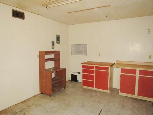 Single Family Residence For Sale in Bosque County , 413 S Avenue G, Clifton, Texas 76634, 5 Bedroom, 3 Bathroom, Garage spaces, 3,587 Sqft, built in 1950, mls#21393036, Real Estate Agent in Clifton, Homes For Sale in Bosque county, Homes For Sale in Clifton, Realtor in Clifton Texas, Real Estate Brokerage Independent Realty Texas, Luminita Cordes Realtor