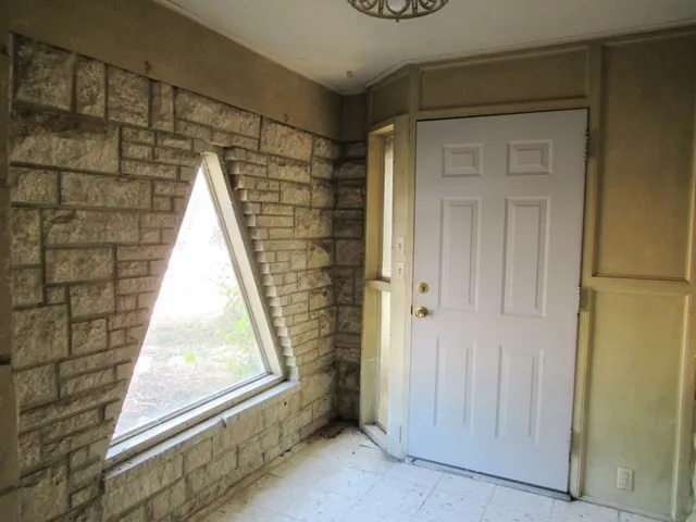 Single Family Residence For Sale in Bosque County , 413 S Avenue G, Clifton, Texas 76634, 5 Bedroom, 3 Bathroom, Garage spaces, 3,587 Sqft, built in 1950, mls#21393036, Real Estate Agent in Clifton, Homes For Sale in Bosque county, Homes For Sale in Clifton, Realtor in Clifton Texas, Real Estate Brokerage Independent Realty Texas, Luminita Cordes Realtor