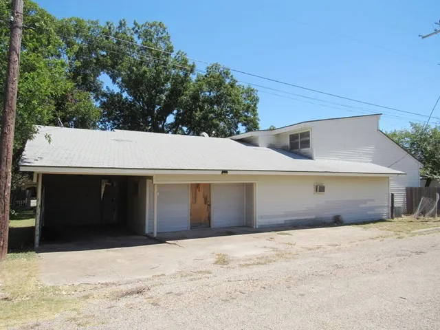 Single Family Residence For Sale in Bosque County , 413 S Avenue G, Clifton, Texas 76634, 5 Bedroom, 3 Bathroom, Garage spaces, 3,587 Sqft, built in 1950, mls#21393036, Real Estate Agent in Clifton, Homes For Sale in Bosque county, Homes For Sale in Clifton, Realtor in Clifton Texas, Real Estate Brokerage Independent Realty Texas, Luminita Cordes Realtor