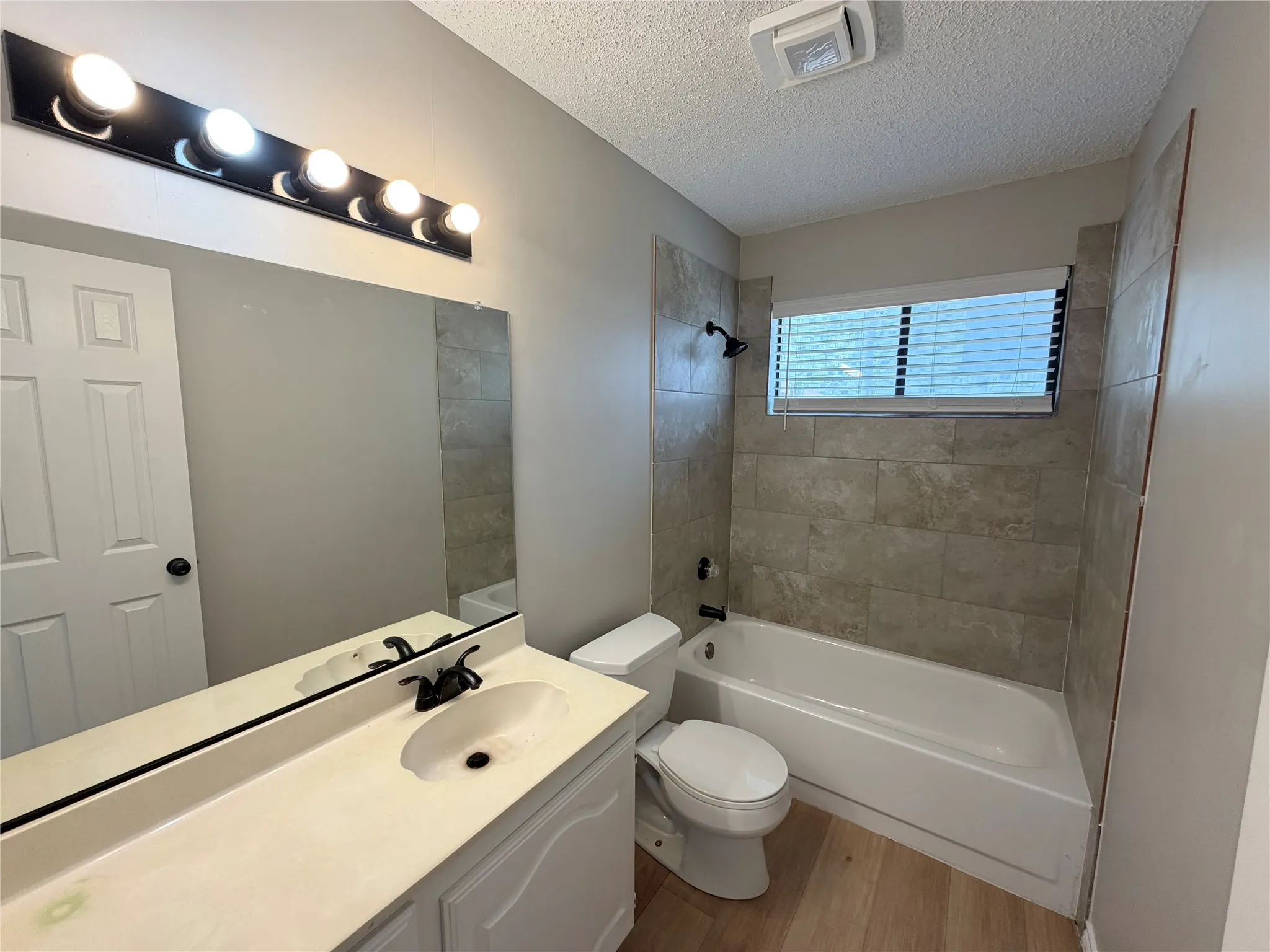 Single Family Residence For Rent in Dallas County , 825 Weaver Street, Cedar Hill, Texas 75104, 3 Bedroom, 2 Bathroom, 2 Garage spaces, 1,387 Sqft, built in 1988, mls#21392726, Real Estate Agent in Cedar Hill, Homes For Rent in Dallas county, Homes For Rent in Cedar Hill, Realtor in Cedar Hill Texas, Real Estate Brokerage Independent Realty Texas, Luminita Cordes Realtor