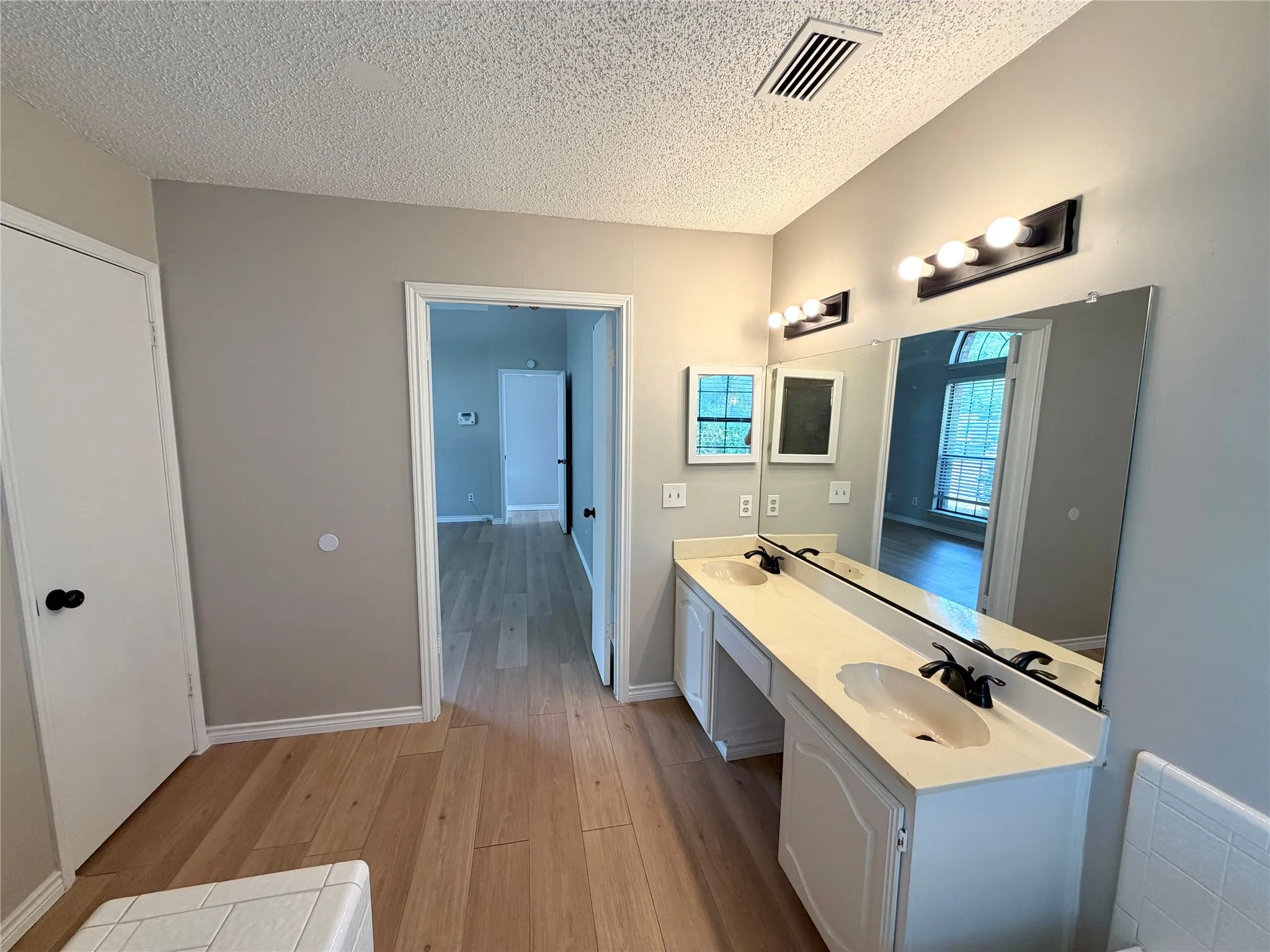 Single Family Residence For Rent in Dallas County , 825 Weaver Street, Cedar Hill, Texas 75104, 3 Bedroom, 2 Bathroom, 2 Garage spaces, 1,387 Sqft, built in 1988, mls#21392726, Real Estate Agent in Cedar Hill, Homes For Rent in Dallas county, Homes For Rent in Cedar Hill, Realtor in Cedar Hill Texas, Real Estate Brokerage Independent Realty Texas, Luminita Cordes Realtor