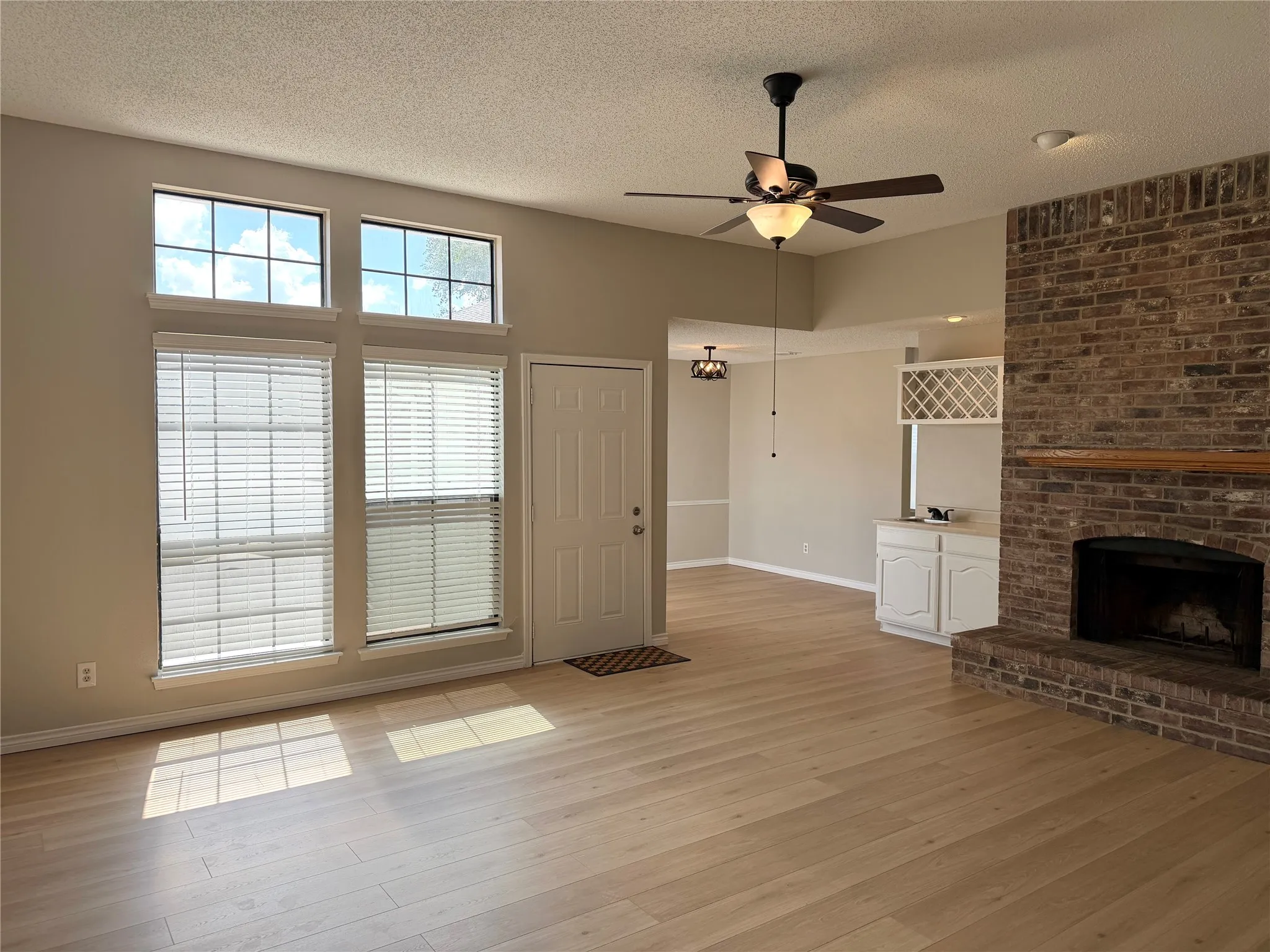 Single Family Residence For Rent in Dallas County , 825 Weaver Street, Cedar Hill, Texas 75104, 3 Bedroom, 2 Bathroom, 2 Garage spaces, 1,387 Sqft, built in 1988, mls#21392726, Real Estate Agent in Cedar Hill, Homes For Rent in Dallas county, Homes For Rent in Cedar Hill, Realtor in Cedar Hill Texas, Real Estate Brokerage Independent Realty Texas, Luminita Cordes Realtor