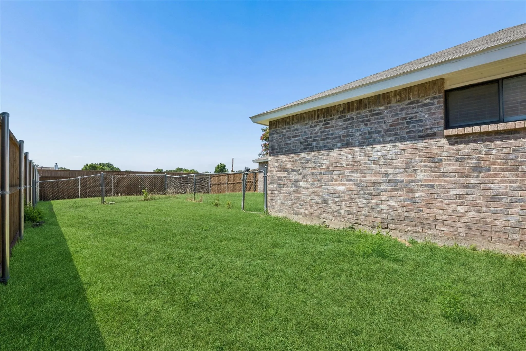 Single Family Residence For Rent in Dallas County , 825 Weaver Street, Cedar Hill, Texas 75104, 3 Bedroom, 2 Bathroom, 2 Garage spaces, 1,387 Sqft, built in 1988, mls#21392726, Real Estate Agent in Cedar Hill, Homes For Rent in Dallas county, Homes For Rent in Cedar Hill, Realtor in Cedar Hill Texas, Real Estate Brokerage Independent Realty Texas, Luminita Cordes Realtor
