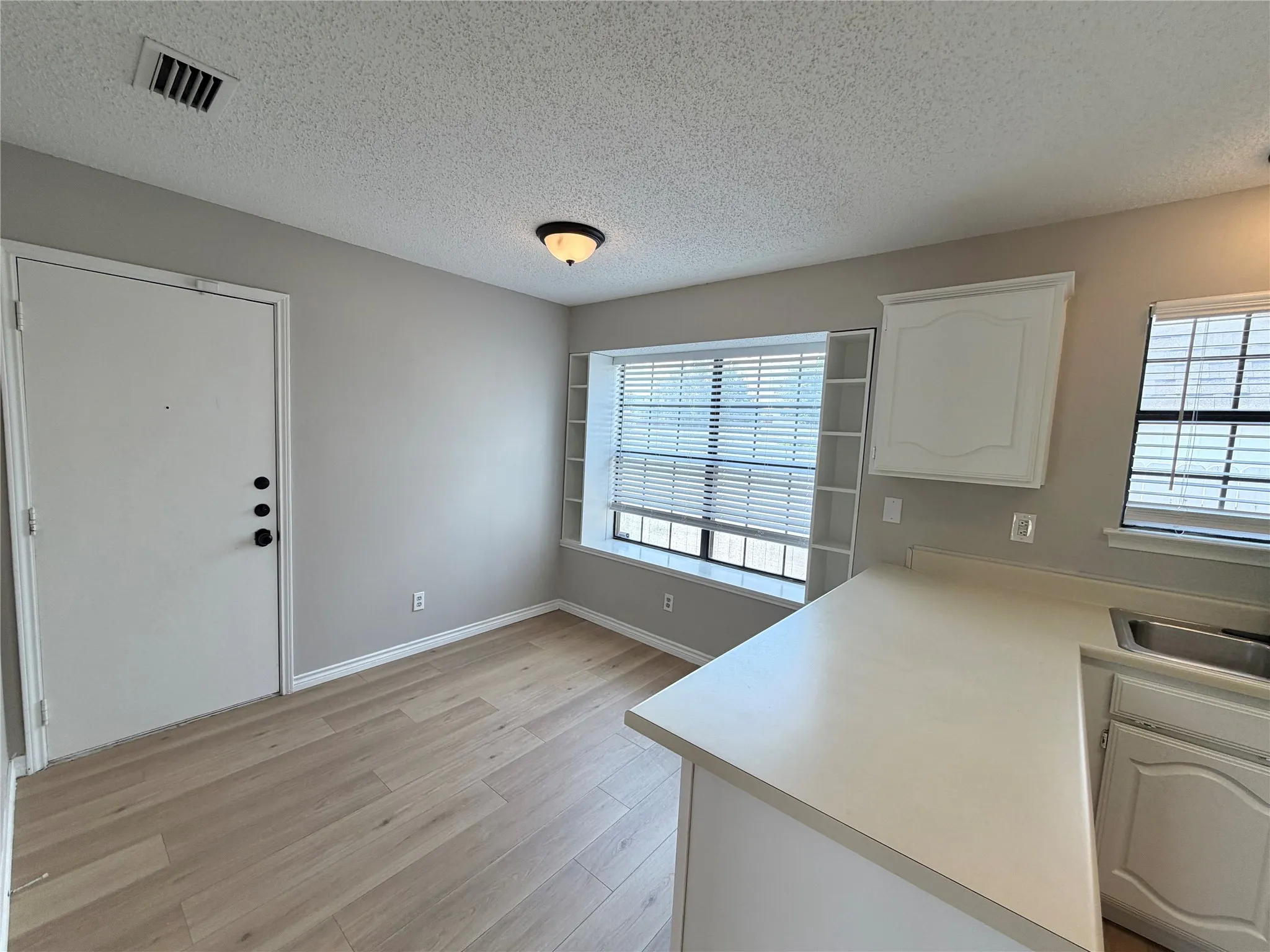 Single Family Residence For Rent in Dallas County , 825 Weaver Street, Cedar Hill, Texas 75104, 3 Bedroom, 2 Bathroom, 2 Garage spaces, 1,387 Sqft, built in 1988, mls#21392726, Real Estate Agent in Cedar Hill, Homes For Rent in Dallas county, Homes For Rent in Cedar Hill, Realtor in Cedar Hill Texas, Real Estate Brokerage Independent Realty Texas, Luminita Cordes Realtor