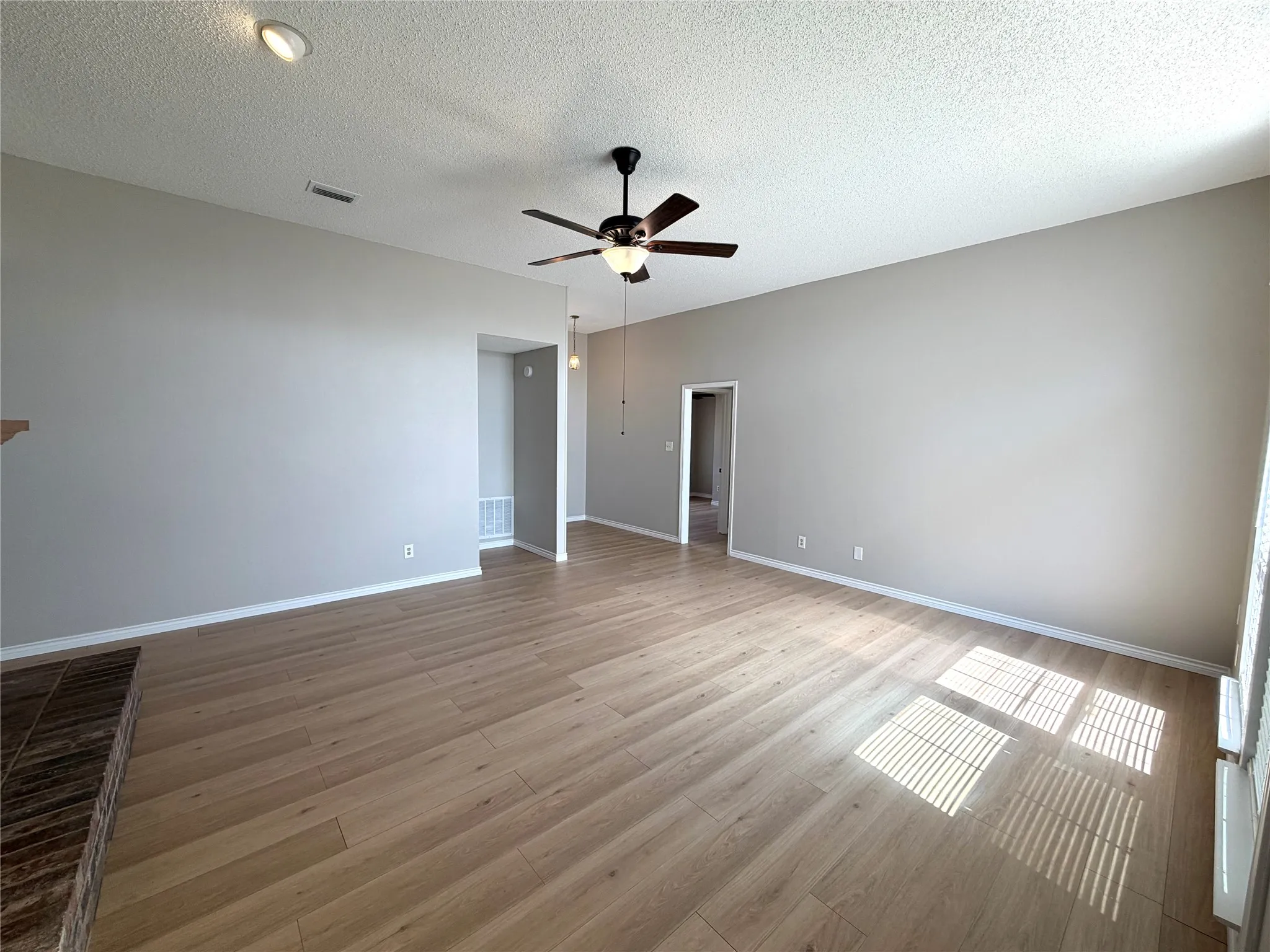 Single Family Residence For Rent in Dallas County , 825 Weaver Street, Cedar Hill, Texas 75104, 3 Bedroom, 2 Bathroom, 2 Garage spaces, 1,387 Sqft, built in 1988, mls#21392726, Real Estate Agent in Cedar Hill, Homes For Rent in Dallas county, Homes For Rent in Cedar Hill, Realtor in Cedar Hill Texas, Real Estate Brokerage Independent Realty Texas, Luminita Cordes Realtor