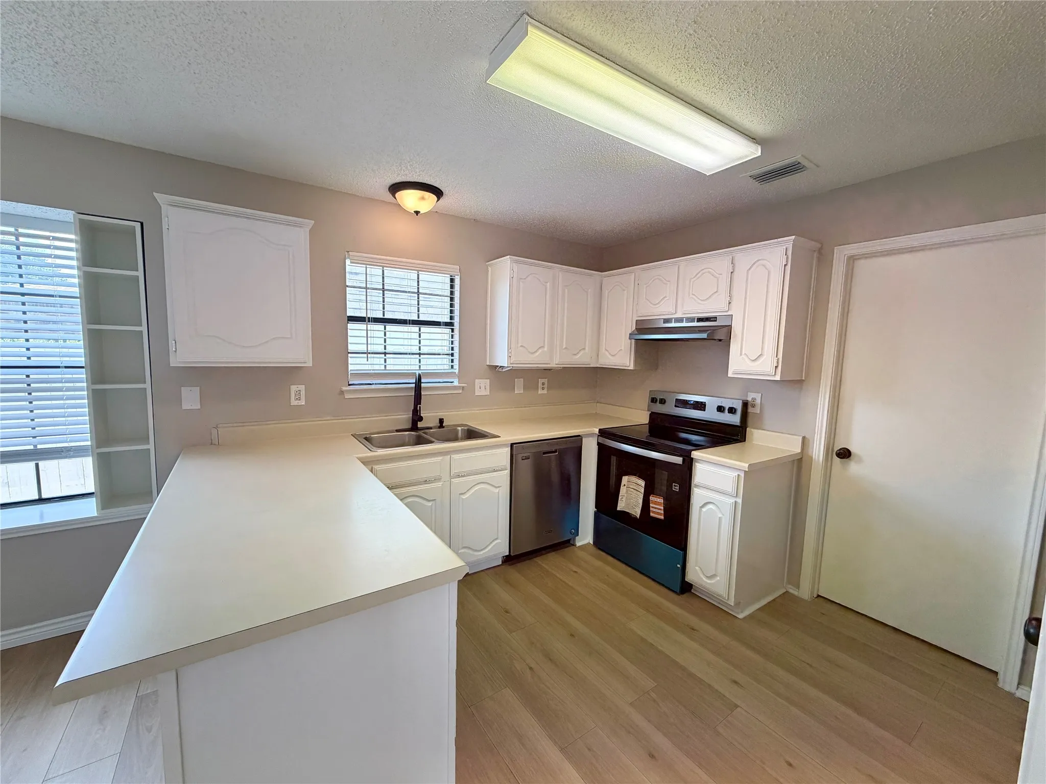 Single Family Residence For Rent in Dallas County , 825 Weaver Street, Cedar Hill, Texas 75104, 3 Bedroom, 2 Bathroom, 2 Garage spaces, 1,387 Sqft, built in 1988, mls#21392726, Real Estate Agent in Cedar Hill, Homes For Rent in Dallas county, Homes For Rent in Cedar Hill, Realtor in Cedar Hill Texas, Real Estate Brokerage Independent Realty Texas, Luminita Cordes Realtor