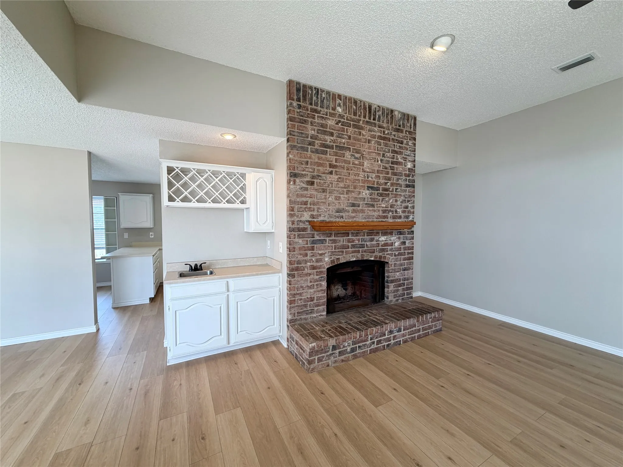 Single Family Residence For Rent in Dallas County , 825 Weaver Street, Cedar Hill, Texas 75104, 3 Bedroom, 2 Bathroom, 2 Garage spaces, 1,387 Sqft, built in 1988, mls#21392726, Real Estate Agent in Cedar Hill, Homes For Rent in Dallas county, Homes For Rent in Cedar Hill, Realtor in Cedar Hill Texas, Real Estate Brokerage Independent Realty Texas, Luminita Cordes Realtor