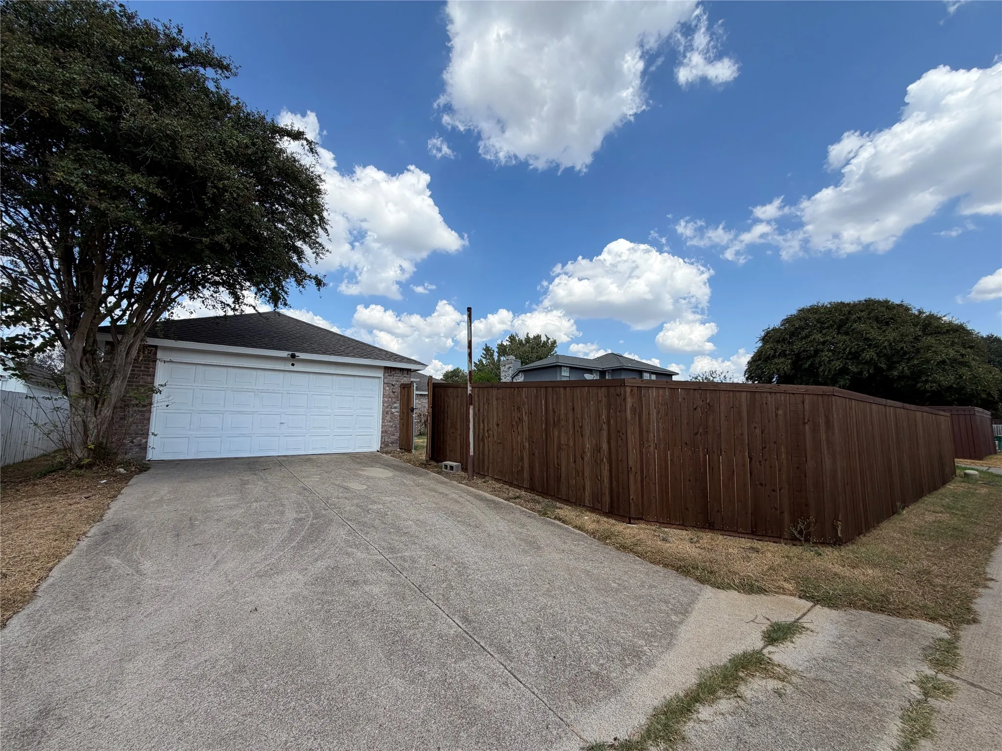 Single Family Residence For Rent in Dallas County , 825 Weaver Street, Cedar Hill, Texas 75104, 3 Bedroom, 2 Bathroom, 2 Garage spaces, 1,387 Sqft, built in 1988, mls#21392726, Real Estate Agent in Cedar Hill, Homes For Rent in Dallas county, Homes For Rent in Cedar Hill, Realtor in Cedar Hill Texas, Real Estate Brokerage Independent Realty Texas, Luminita Cordes Realtor