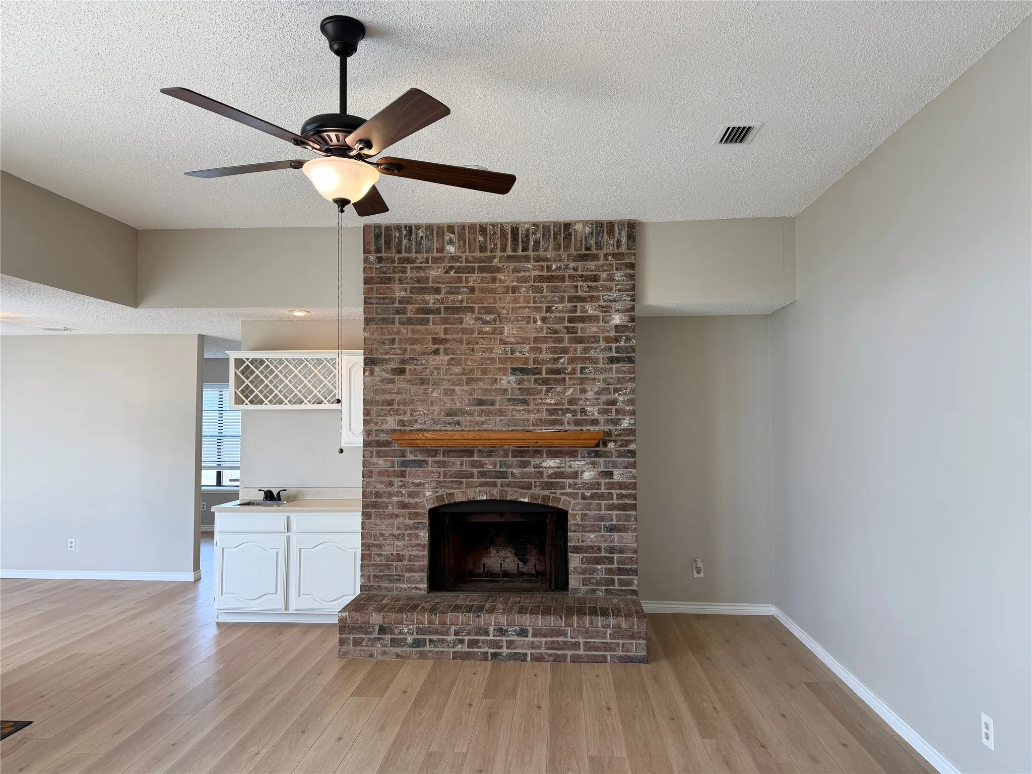 Single Family Residence For Rent in Dallas County , 825 Weaver Street, Cedar Hill, Texas 75104, 3 Bedroom, 2 Bathroom, 2 Garage spaces, 1,387 Sqft, built in 1988, mls#21392726, Real Estate Agent in Cedar Hill, Homes For Rent in Dallas county, Homes For Rent in Cedar Hill, Realtor in Cedar Hill Texas, Real Estate Brokerage Independent Realty Texas, Luminita Cordes Realtor