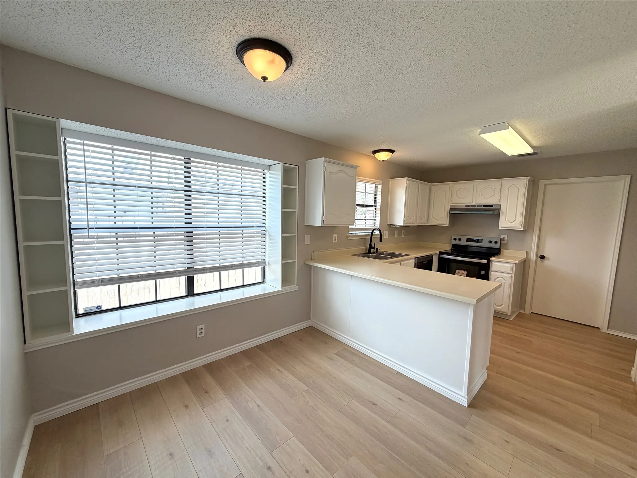 Single Family Residence For Rent in Dallas County , 825 Weaver Street, Cedar Hill, Texas 75104, 3 Bedroom, 2 Bathroom, 2 Garage spaces, 1,387 Sqft, built in 1988, mls#21392726, Real Estate Agent in Cedar Hill, Homes For Rent in Dallas county, Homes For Rent in Cedar Hill, Realtor in Cedar Hill Texas, Real Estate Brokerage Independent Realty Texas, Luminita Cordes Realtor
