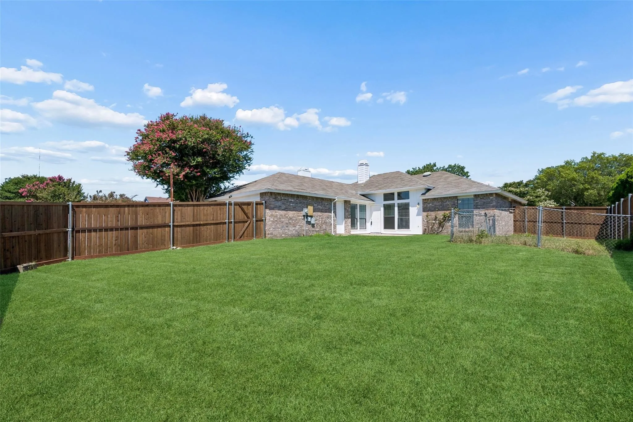 Single Family Residence For Rent in Dallas County , 825 Weaver Street, Cedar Hill, Texas 75104, 3 Bedroom, 2 Bathroom, 2 Garage spaces, 1,387 Sqft, built in 1988, mls#21392726, Real Estate Agent in Cedar Hill, Homes For Rent in Dallas county, Homes For Rent in Cedar Hill, Realtor in Cedar Hill Texas, Real Estate Brokerage Independent Realty Texas, Luminita Cordes Realtor