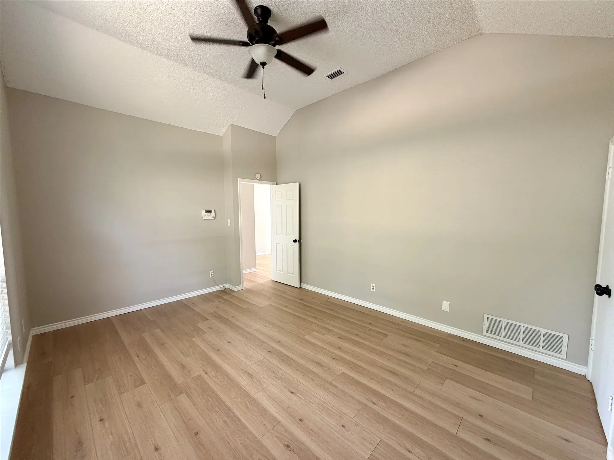 Single Family Residence For Rent in Dallas County , 825 Weaver Street, Cedar Hill, Texas 75104, 3 Bedroom, 2 Bathroom, 2 Garage spaces, 1,387 Sqft, built in 1988, mls#21392726, Real Estate Agent in Cedar Hill, Homes For Rent in Dallas county, Homes For Rent in Cedar Hill, Realtor in Cedar Hill Texas, Real Estate Brokerage Independent Realty Texas, Luminita Cordes Realtor