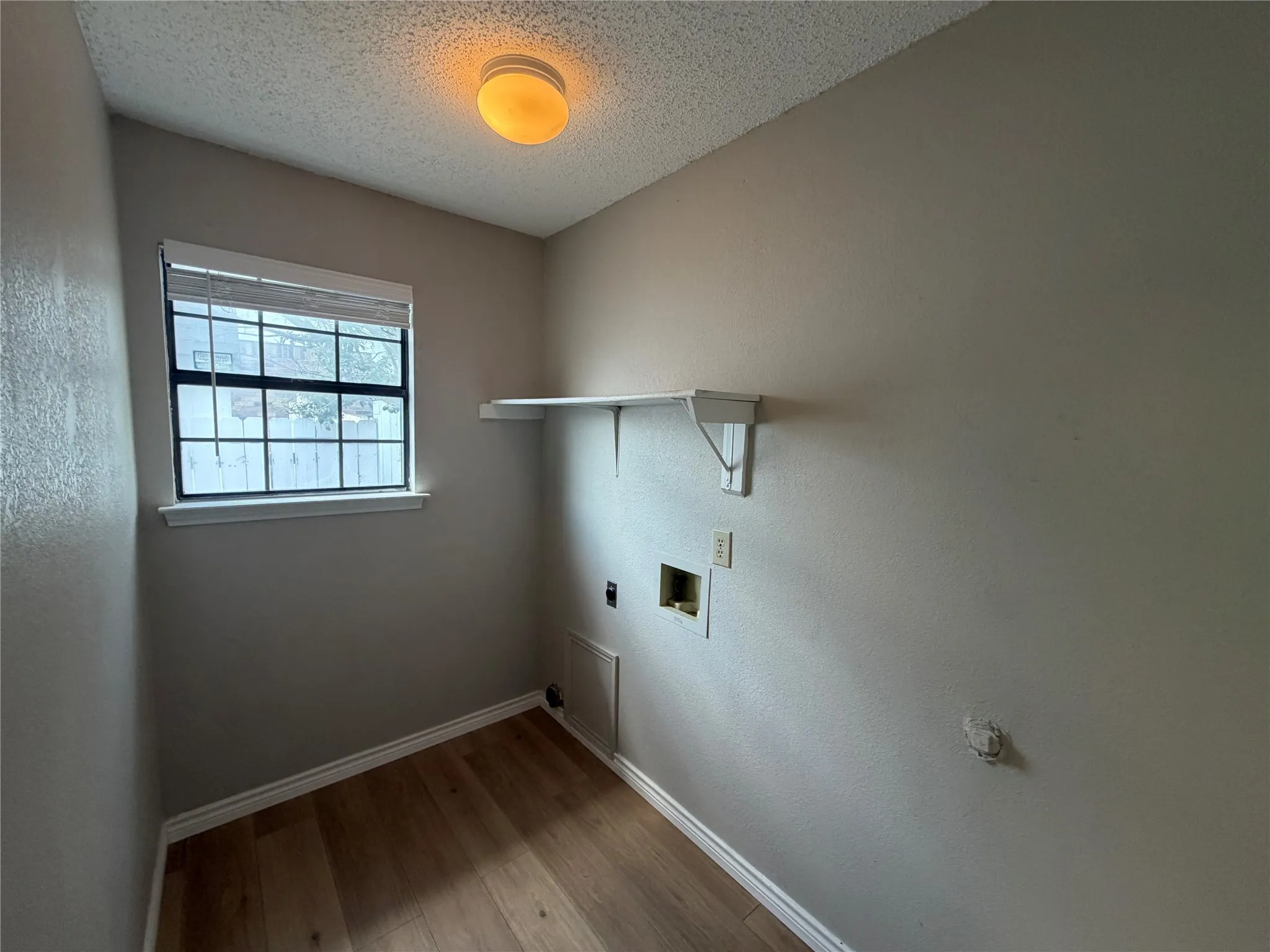 Single Family Residence For Rent in Dallas County , 825 Weaver Street, Cedar Hill, Texas 75104, 3 Bedroom, 2 Bathroom, 2 Garage spaces, 1,387 Sqft, built in 1988, mls#21392726, Real Estate Agent in Cedar Hill, Homes For Rent in Dallas county, Homes For Rent in Cedar Hill, Realtor in Cedar Hill Texas, Real Estate Brokerage Independent Realty Texas, Luminita Cordes Realtor