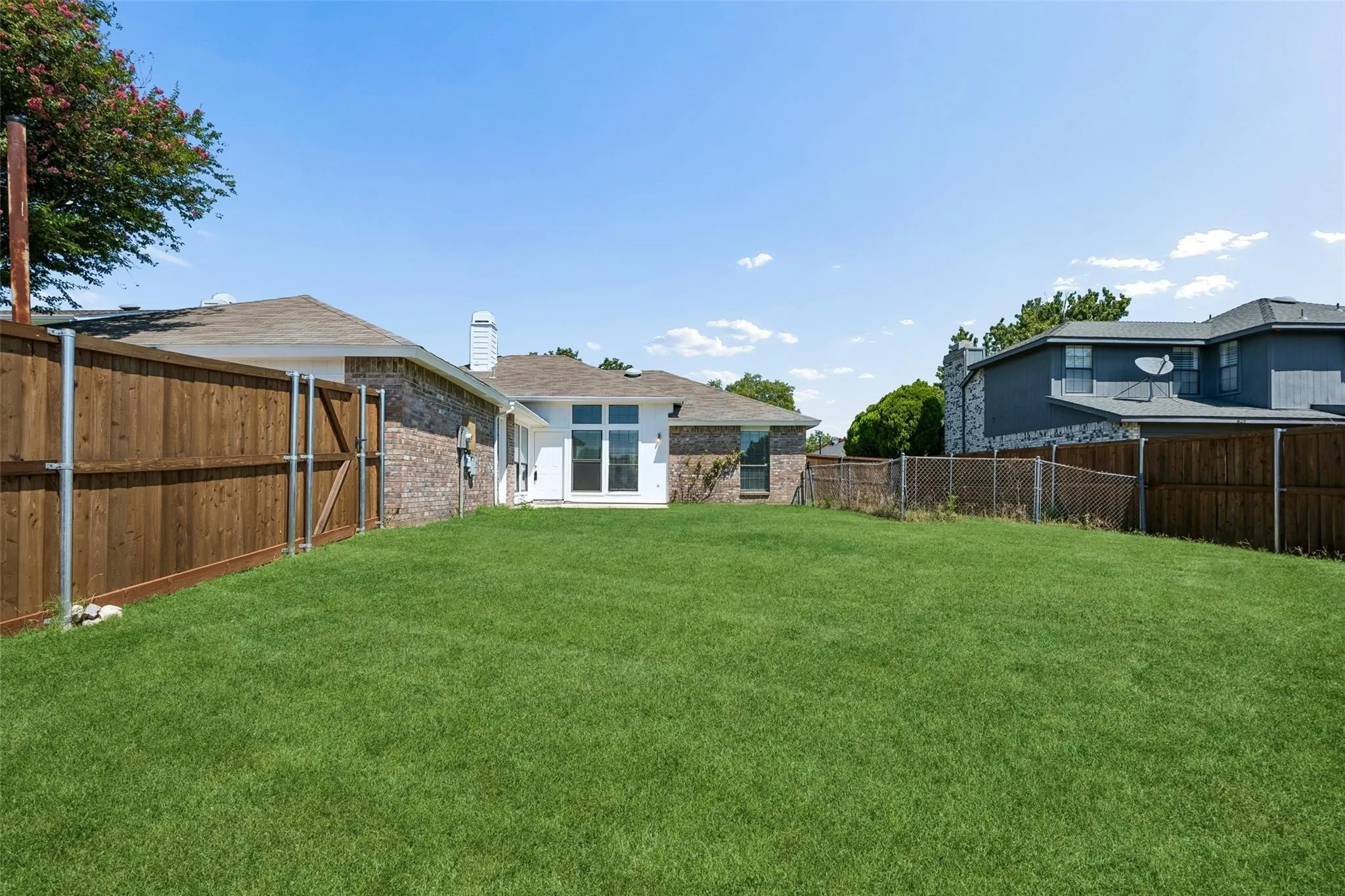 Single Family Residence For Rent in Dallas County , 825 Weaver Street, Cedar Hill, Texas 75104, 3 Bedroom, 2 Bathroom, 2 Garage spaces, 1,387 Sqft, built in 1988, mls#21392726, Real Estate Agent in Cedar Hill, Homes For Rent in Dallas county, Homes For Rent in Cedar Hill, Realtor in Cedar Hill Texas, Real Estate Brokerage Independent Realty Texas, Luminita Cordes Realtor