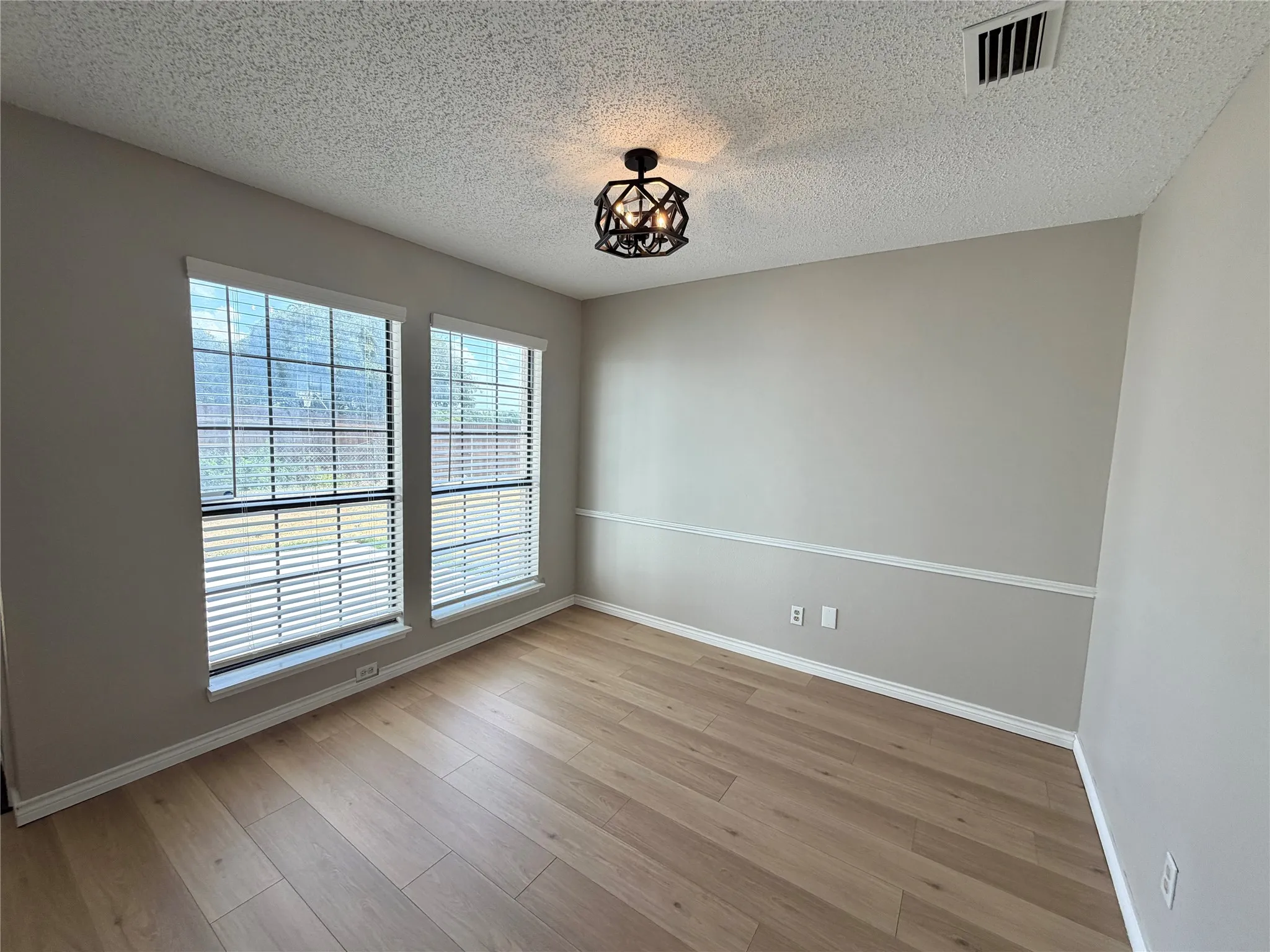 Single Family Residence For Rent in Dallas County , 825 Weaver Street, Cedar Hill, Texas 75104, 3 Bedroom, 2 Bathroom, 2 Garage spaces, 1,387 Sqft, built in 1988, mls#21392726, Real Estate Agent in Cedar Hill, Homes For Rent in Dallas county, Homes For Rent in Cedar Hill, Realtor in Cedar Hill Texas, Real Estate Brokerage Independent Realty Texas, Luminita Cordes Realtor