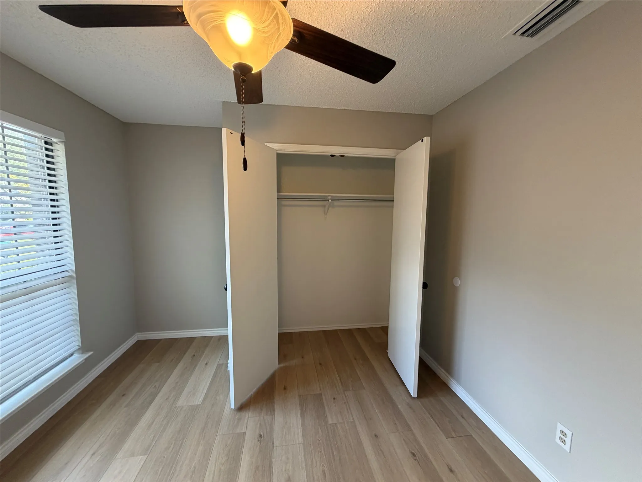 Single Family Residence For Rent in Dallas County , 825 Weaver Street, Cedar Hill, Texas 75104, 3 Bedroom, 2 Bathroom, 2 Garage spaces, 1,387 Sqft, built in 1988, mls#21392726, Real Estate Agent in Cedar Hill, Homes For Rent in Dallas county, Homes For Rent in Cedar Hill, Realtor in Cedar Hill Texas, Real Estate Brokerage Independent Realty Texas, Luminita Cordes Realtor