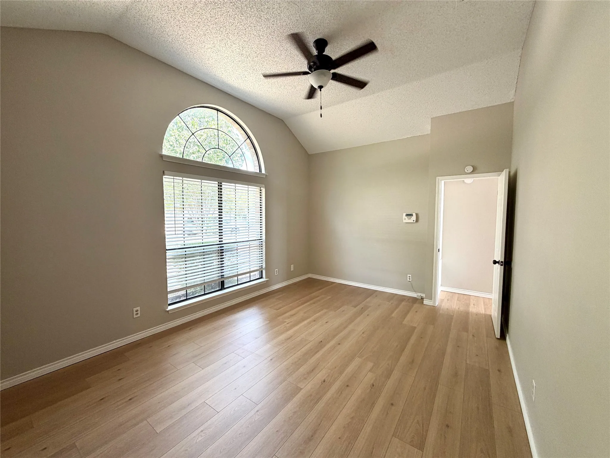 Single Family Residence For Rent in Dallas County , 825 Weaver Street, Cedar Hill, Texas 75104, 3 Bedroom, 2 Bathroom, 2 Garage spaces, 1,387 Sqft, built in 1988, mls#21392726, Real Estate Agent in Cedar Hill, Homes For Rent in Dallas county, Homes For Rent in Cedar Hill, Realtor in Cedar Hill Texas, Real Estate Brokerage Independent Realty Texas, Luminita Cordes Realtor